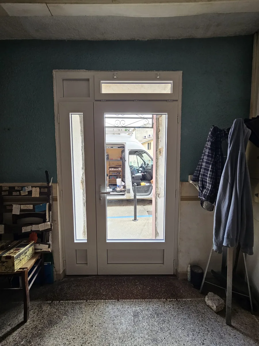 FONS - Installation de portes d'entrée PVC et volets aluminium - Photo 6