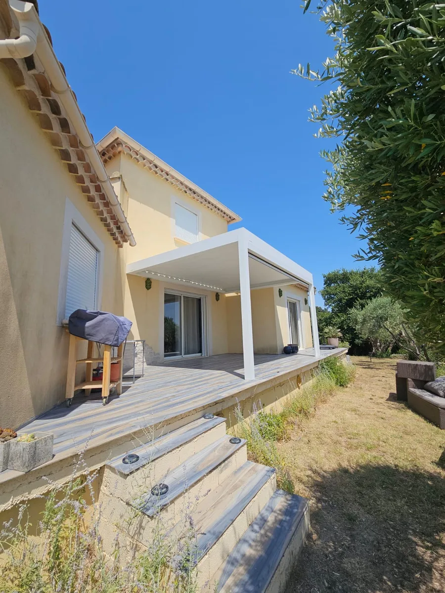 Pergola blanche sur la terrasse surélevée avec escalier, à Garrigues Sainte Eulalie