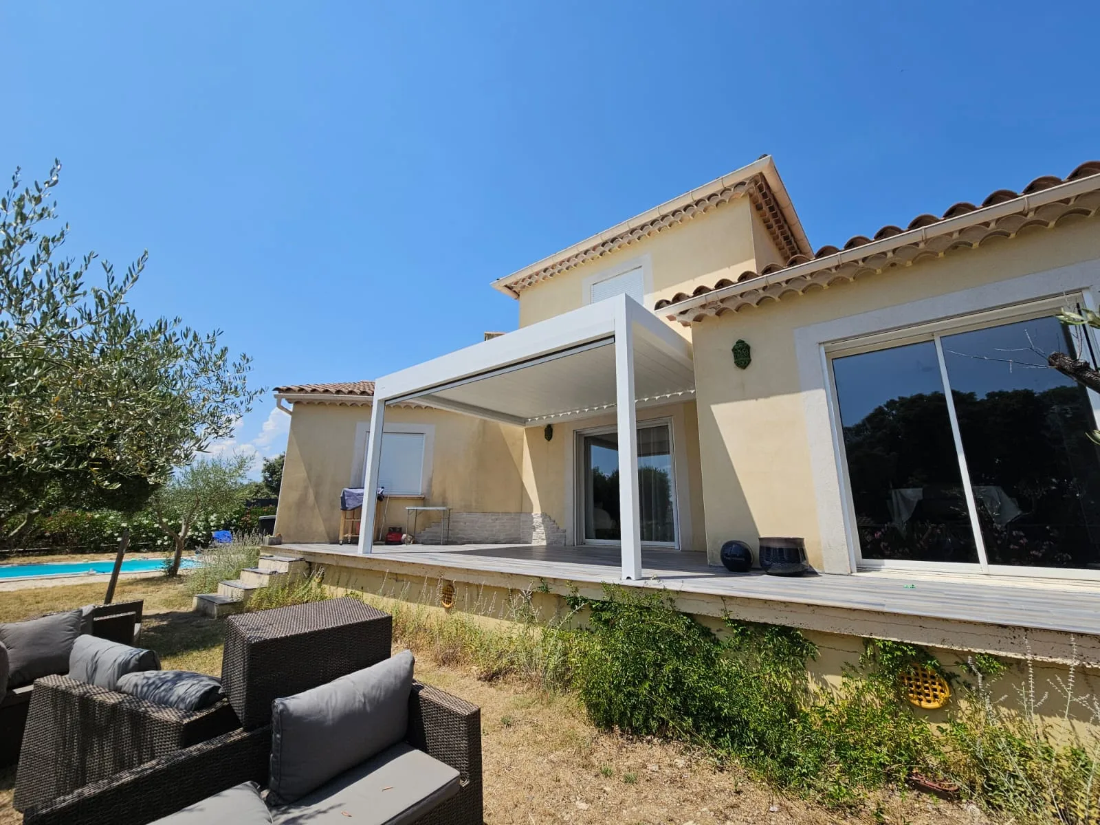Garrigues Sainte Eulalie - Pergola blanche Brustor avec screens