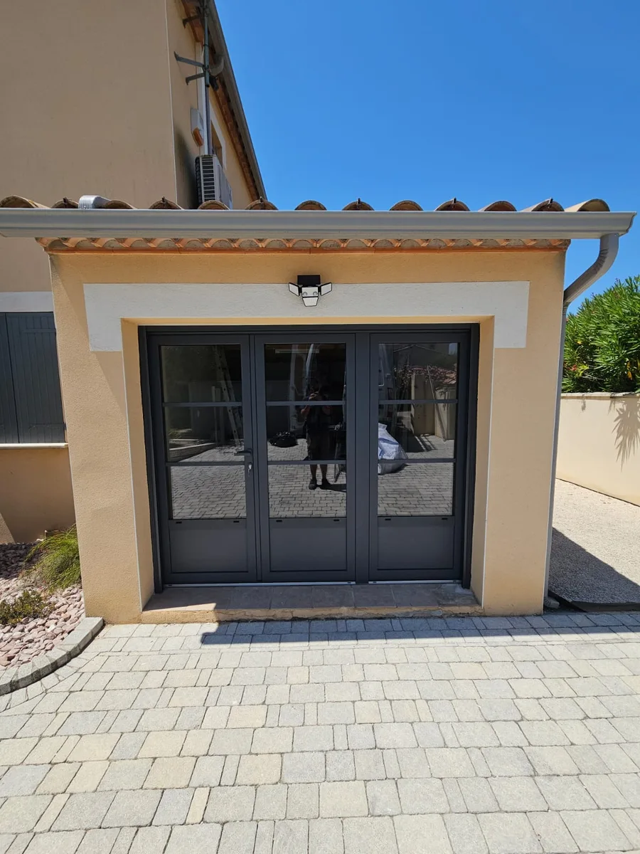 Façade maison après installation baie vitrée noire, allée pavée Garrigues Sainte Eulalie.