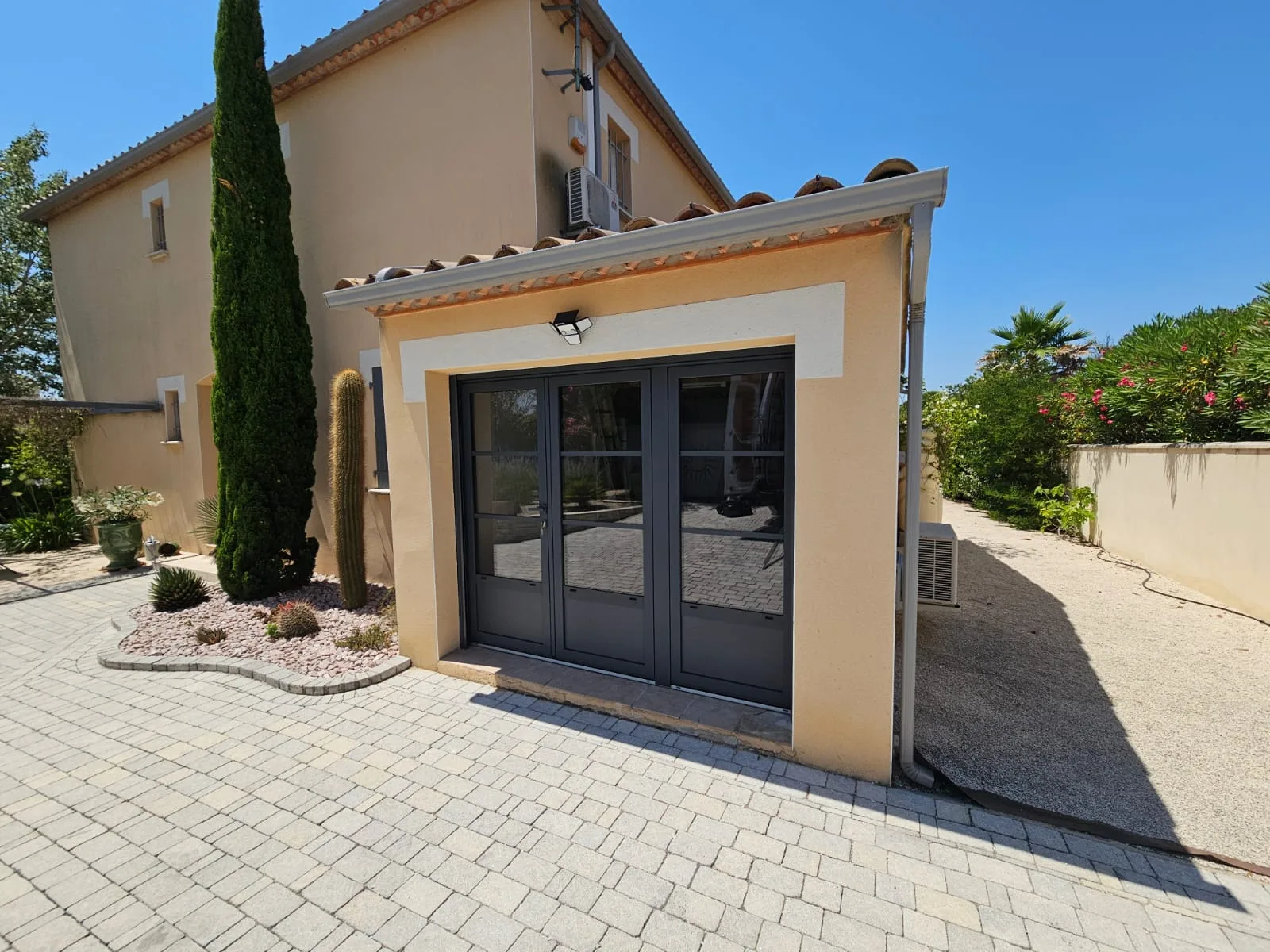 GARRIGUES SAINTE EULALIE - Remplacement porte de garage par une baie vitrée avec volet roulant - Photo 6
