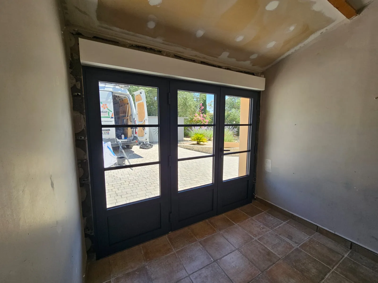 GARRIGUES SAINTE EULALIE - Remplacement porte de garage par une baie vitrée avec volet roulant - Photo 7