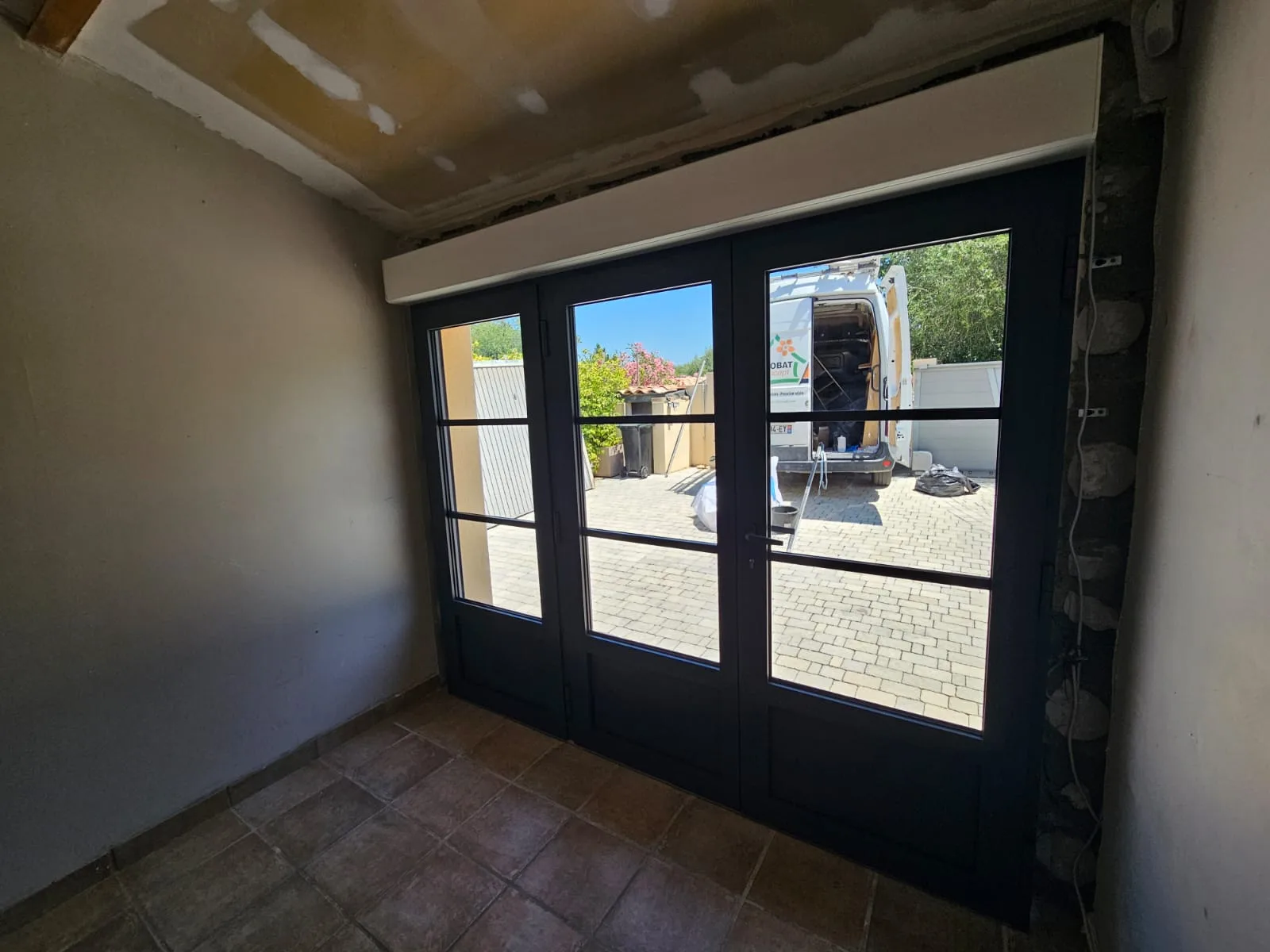 GARRIGUES SAINTE EULALIE - Remplacement porte de garage par une baie vitrée avec volet roulant - Photo 8