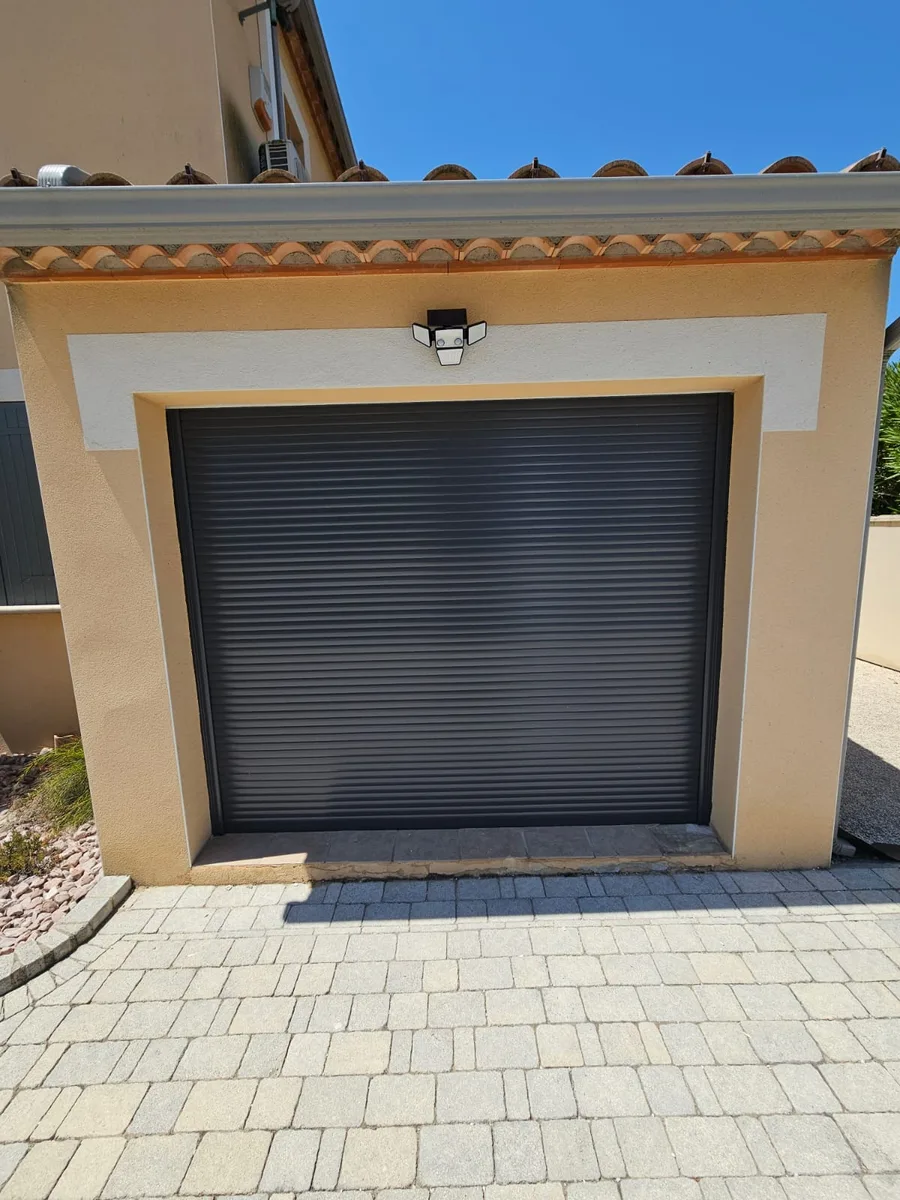 GARRIGUES SAINTE EULALIE - Remplacement porte de garage par une baie vitrée avec volet roulant - Photo 9