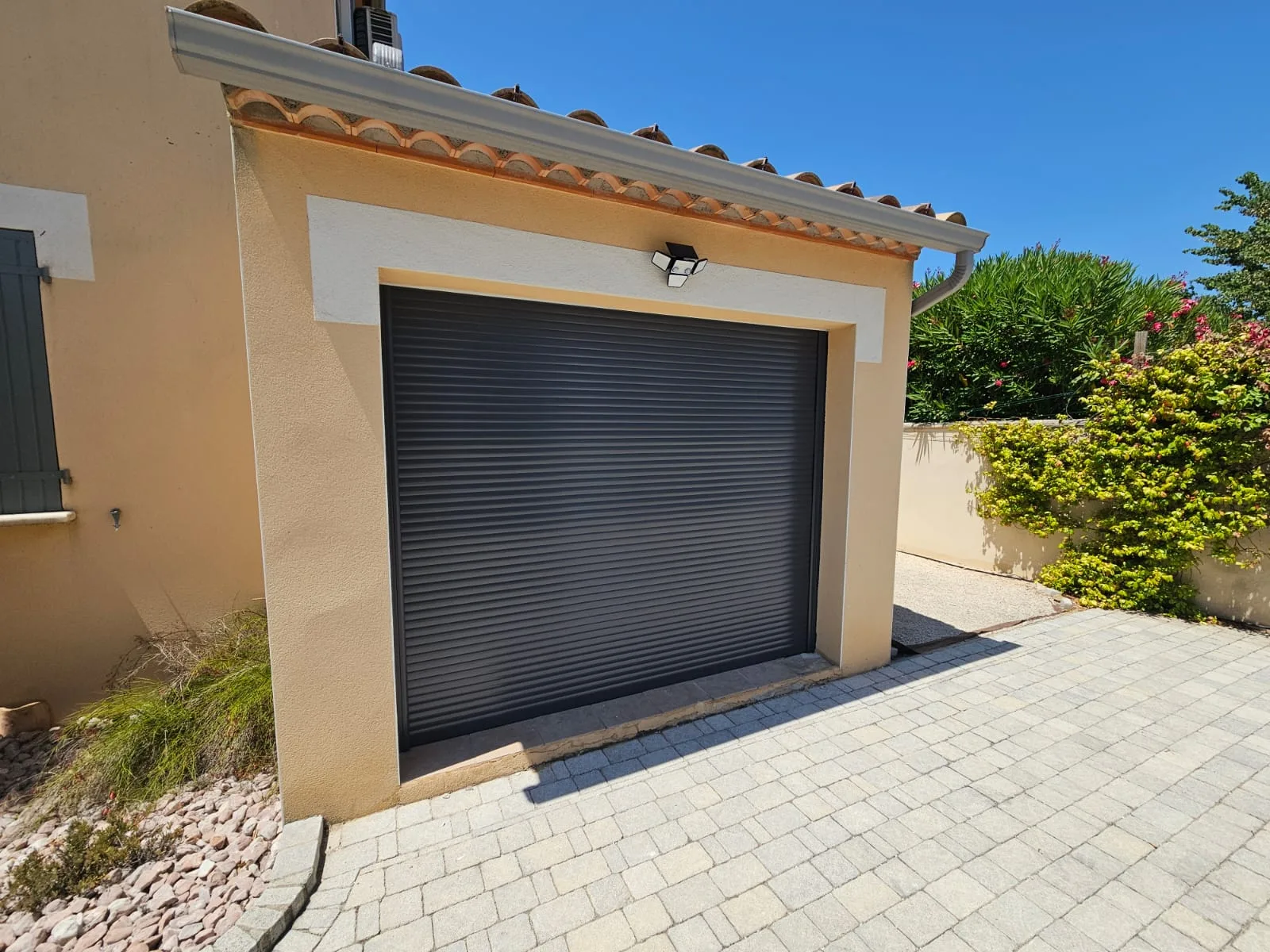 GARRIGUES SAINTE EULALIE - Remplacement porte de garage par une baie vitrée avec volet roulant - Photo 10