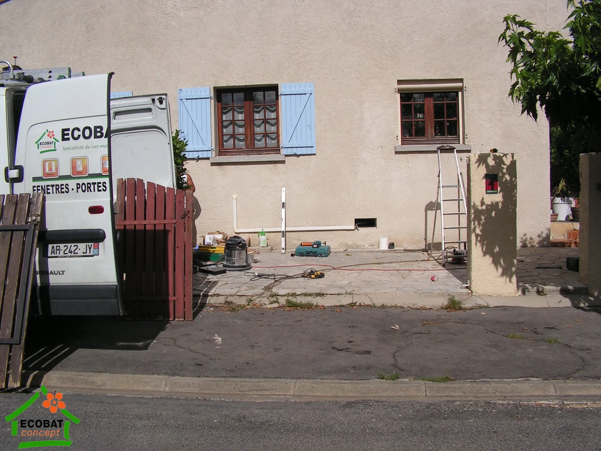 Pose d'un portail et de deux portillons aluminium à La Calmette - Photo 2