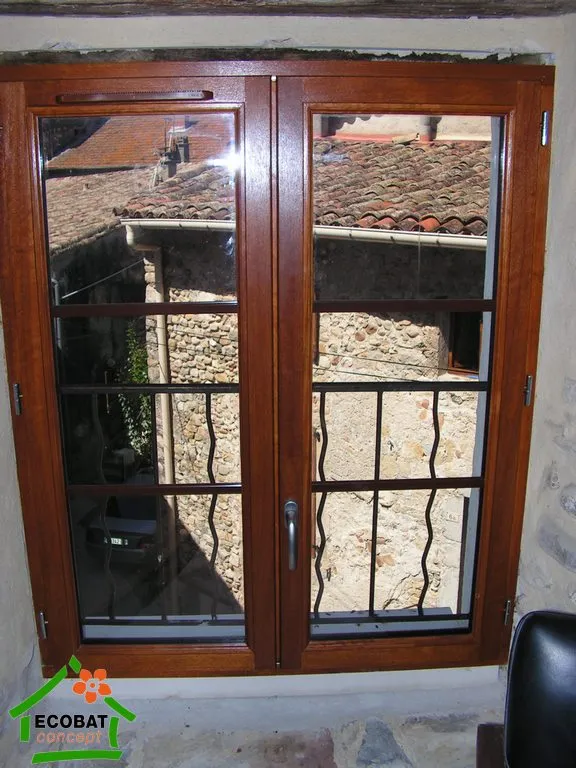 Pose de fenêtres bois double vitrage sur mesure à Lézan - Photo 6