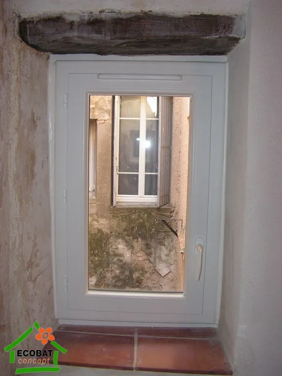 Pose de fenêtres bois double vitrage sur mesure à Lézan - Photo 13