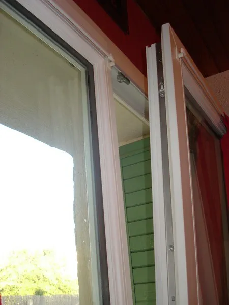 Pose de menuiseries PVC sur mesure en rénovation à Nîmes - Photo 3