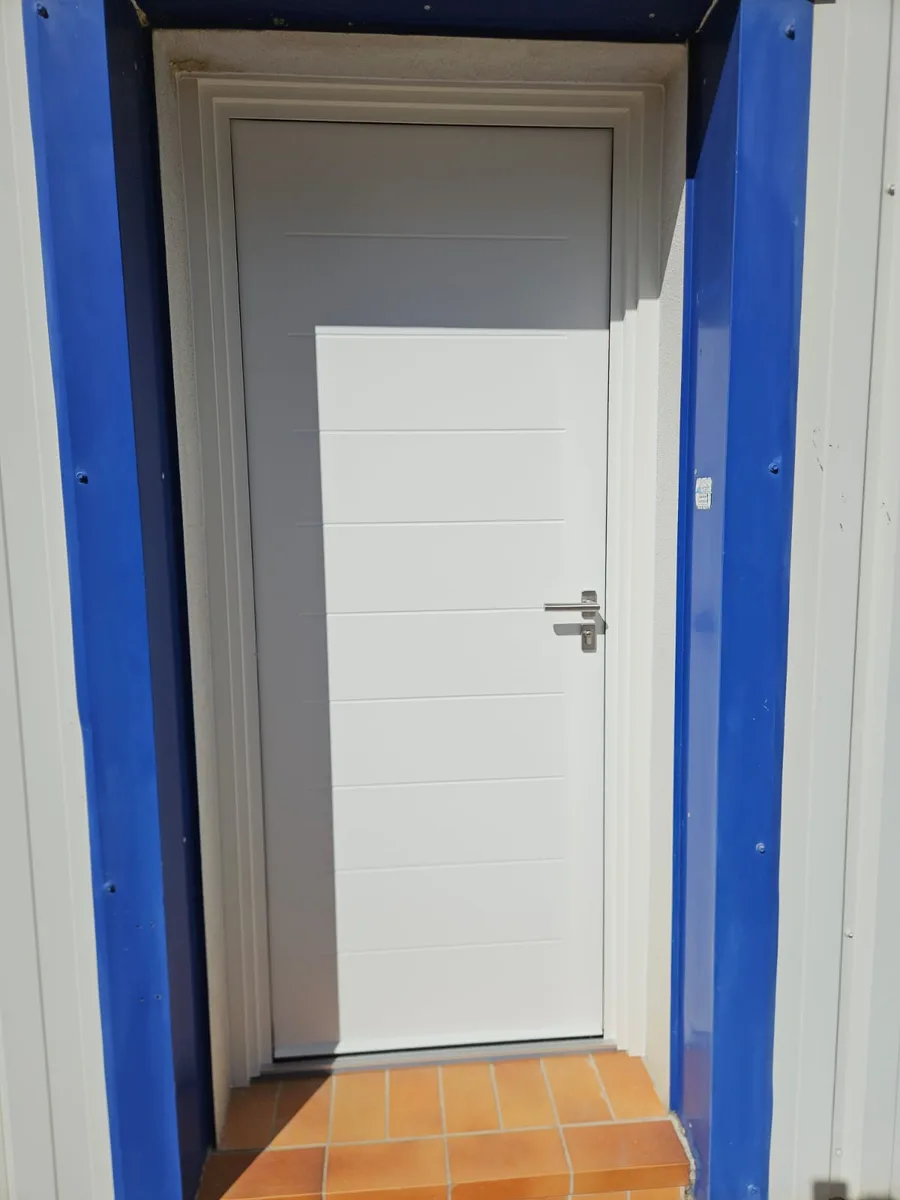 Méjannes-lès-Alès - Installation d'une porte d'entrée en acier monobloc modèle Alaska pour un bureau - Photo 2