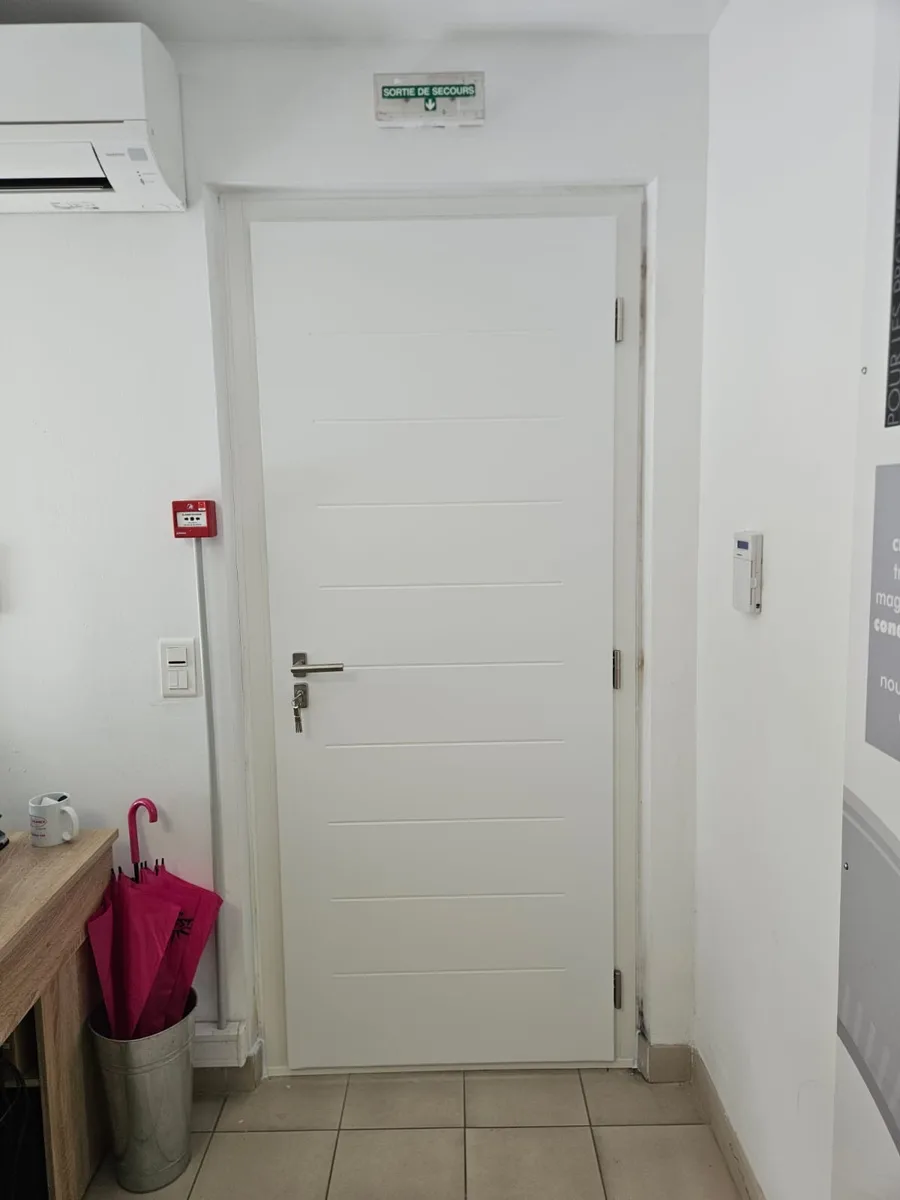 Méjannes-lès-Alès - Installation d'une porte d'entrée en acier monobloc modèle Alaska pour un bureau