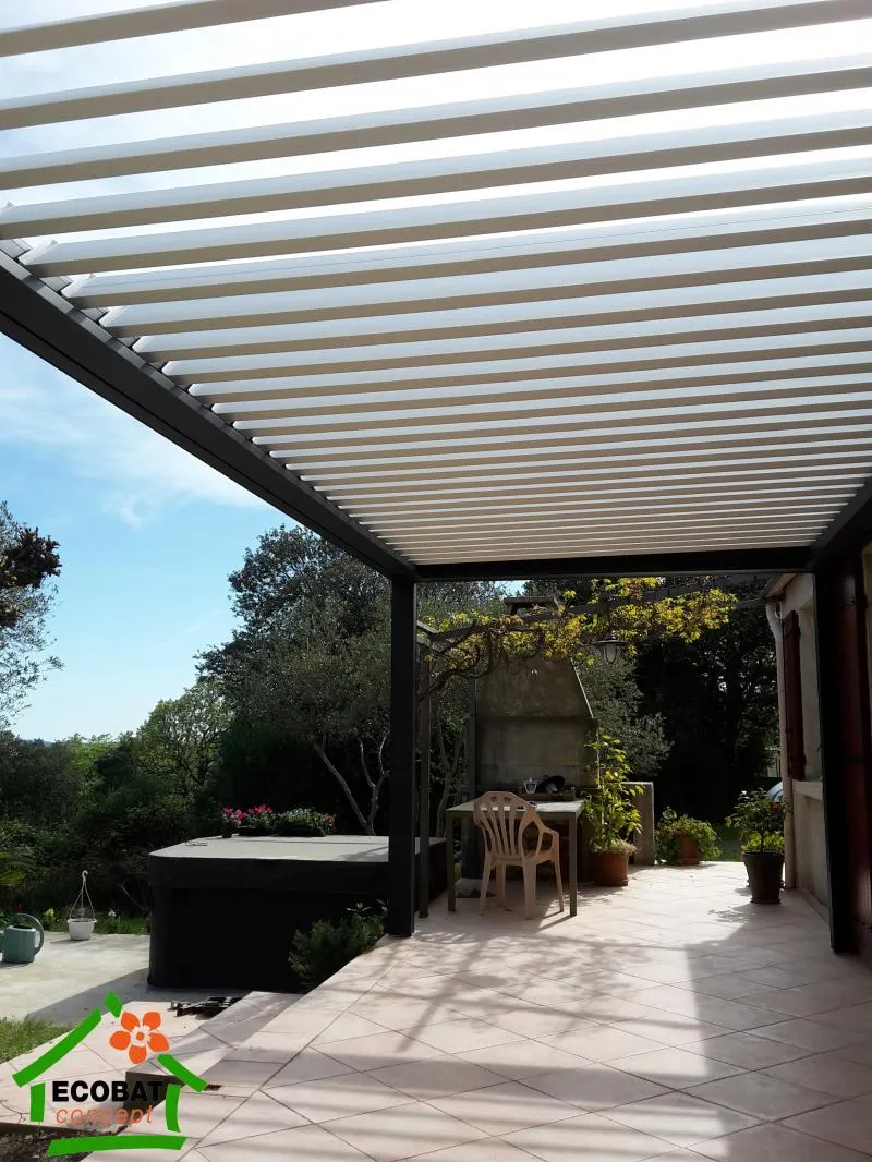 Pose d'une pergola bioclimatique à Monteils (30360) - Photo 3