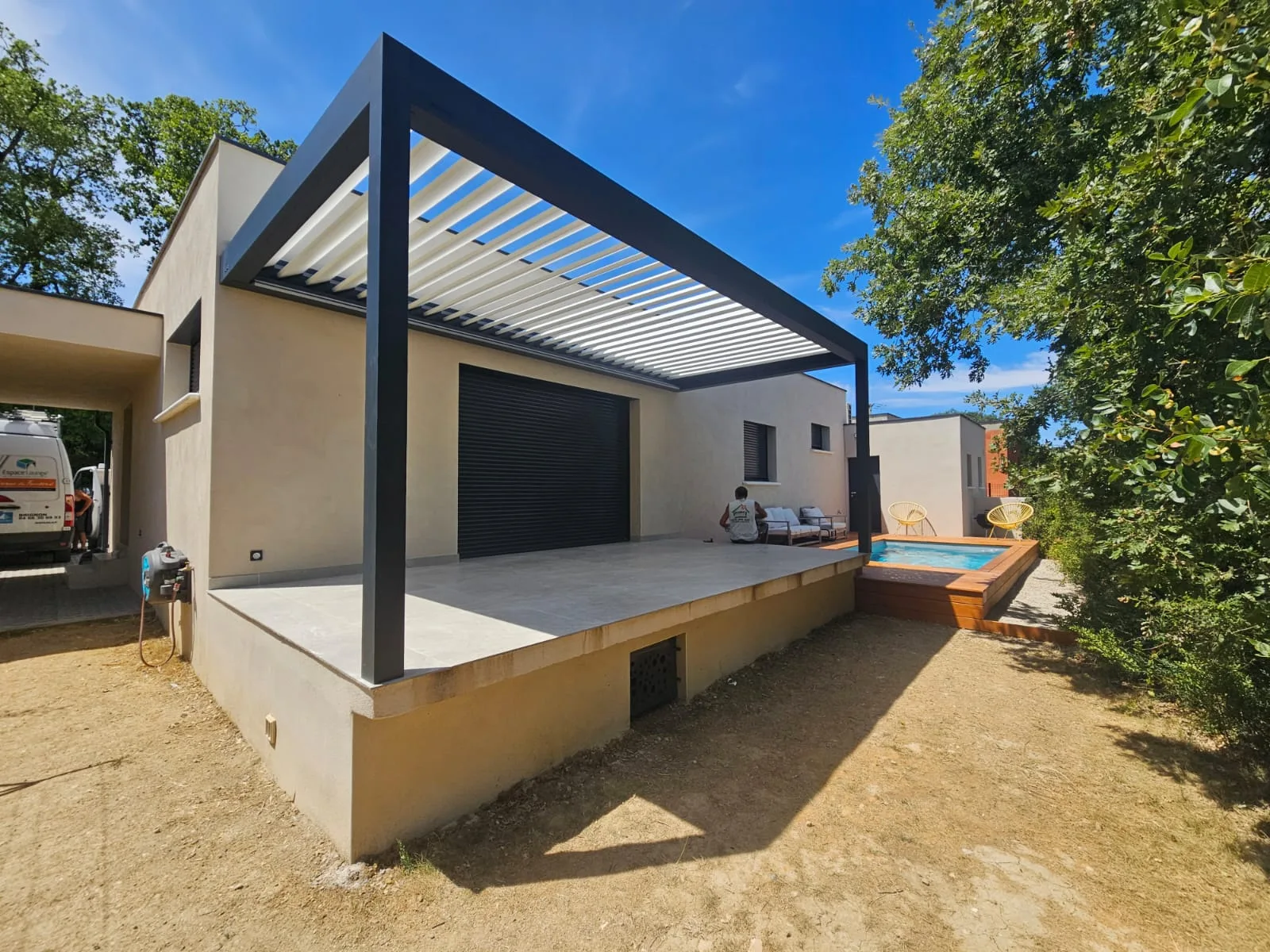Montignargues - Installation d'une pergola bioclimatique Brustor sur mesure