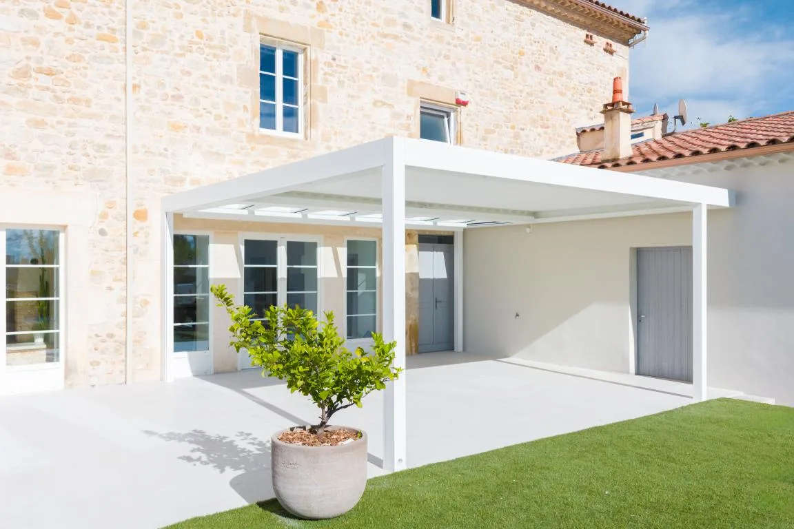 MOUSSAC - Installation d'une pergola bioclimatique B720 avec vitrages et store intégré