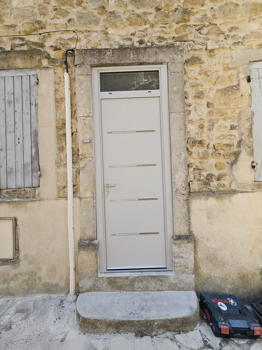 Détail de la porte d'entrée acier moderne avec finition inox à Moussac