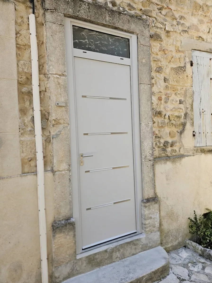MOUSSAC - Installation d'une porte d'entrée acier Beryl avec imposte