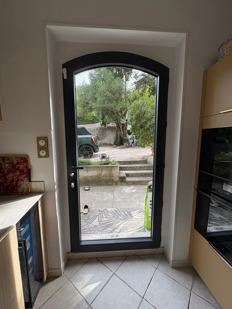 Porte d'entrée vitrée cintrée PVC gris anthracite, vue intérieure cuisine, Nîmes.