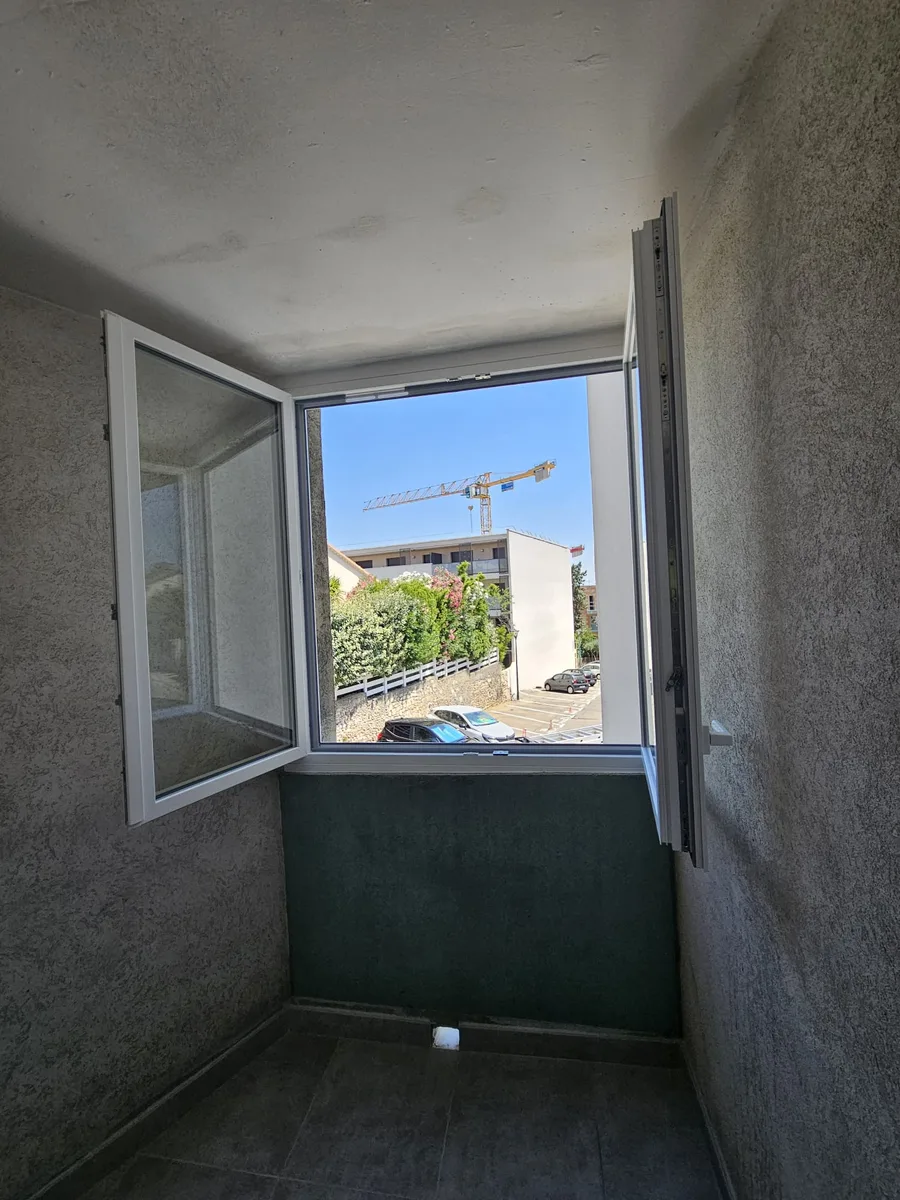 Nîmes - Installation de fenêtres PVC pour fermer une terrasse d'appartement