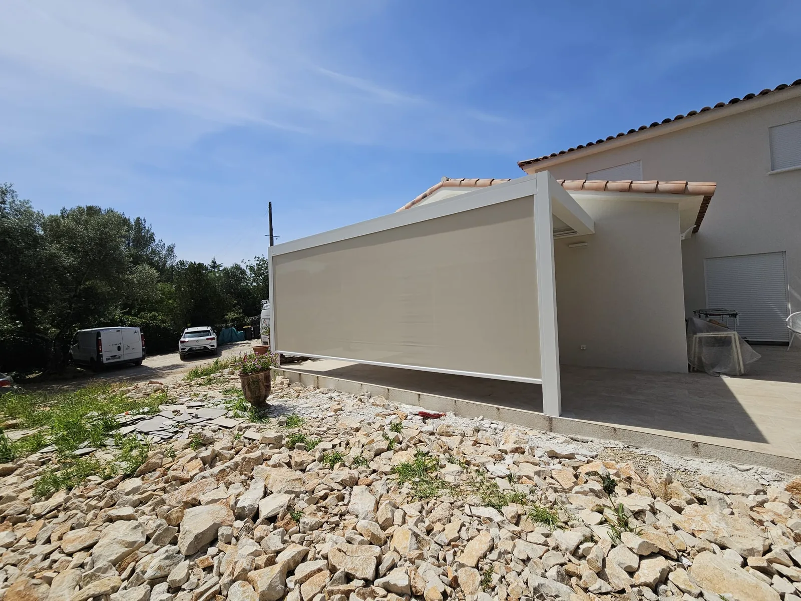 NÎMES - Installation d'une pergola bioclimatique Brustor avec screen intégré - Photo 6
