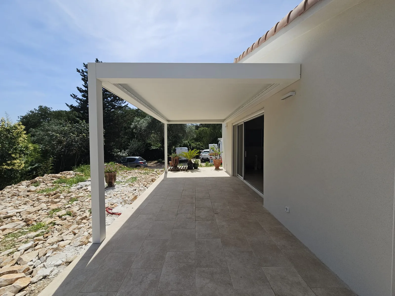 NÎMES - Installation d'une pergola bioclimatique Brustor avec screen intégré - Photo 8