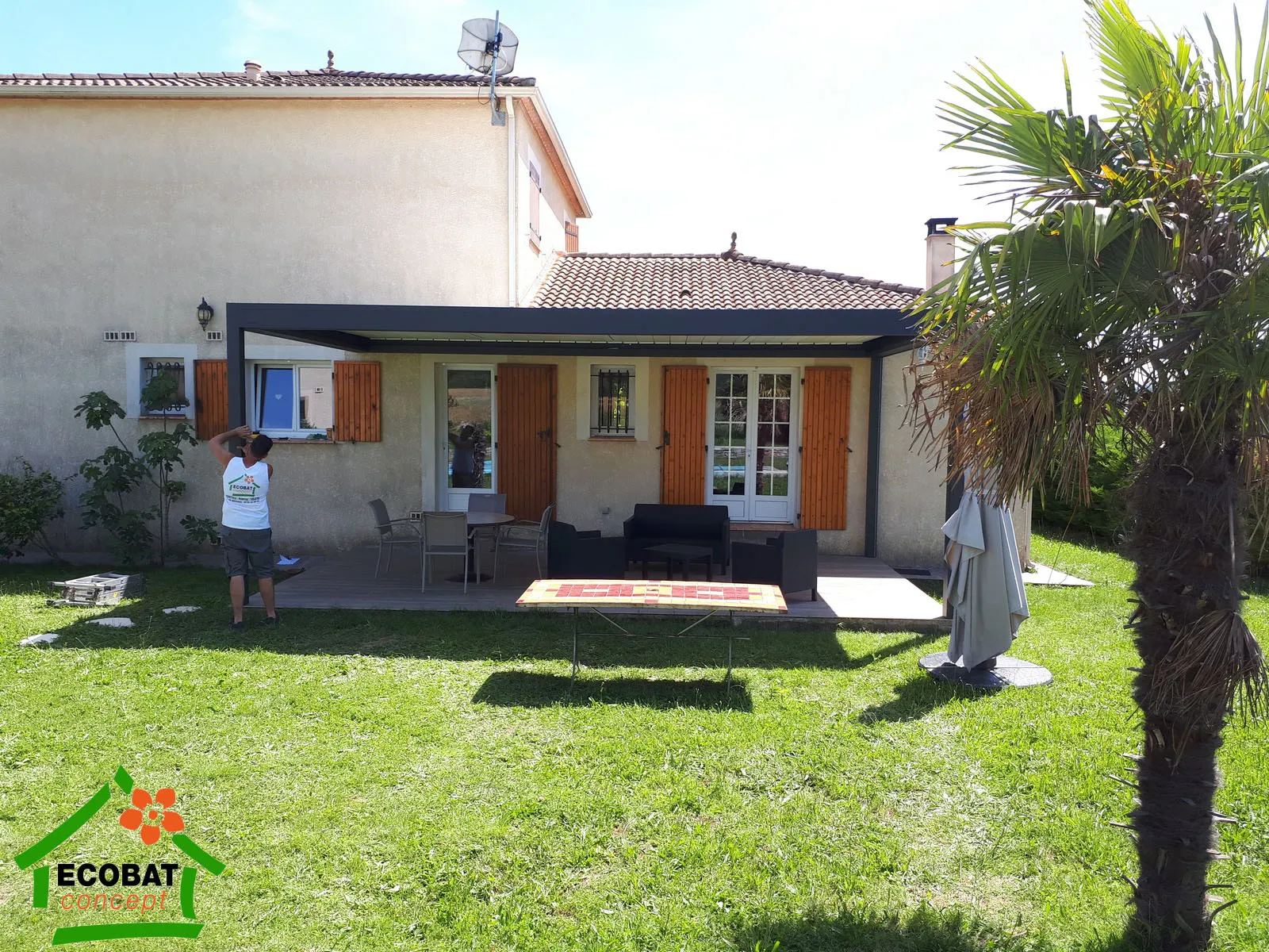 Installation d'une pergola 3 poteaux  et 1 screen à Saint-Julien-les-Rosiers - Photo 4