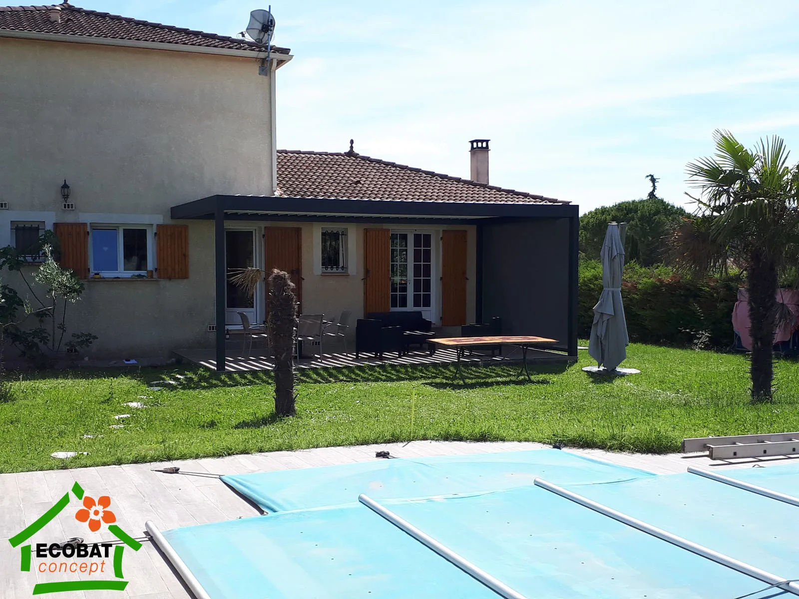 Installation d'une pergola 3 poteaux  et 1 screen à Saint-Julien-les-Rosiers - Photo 5