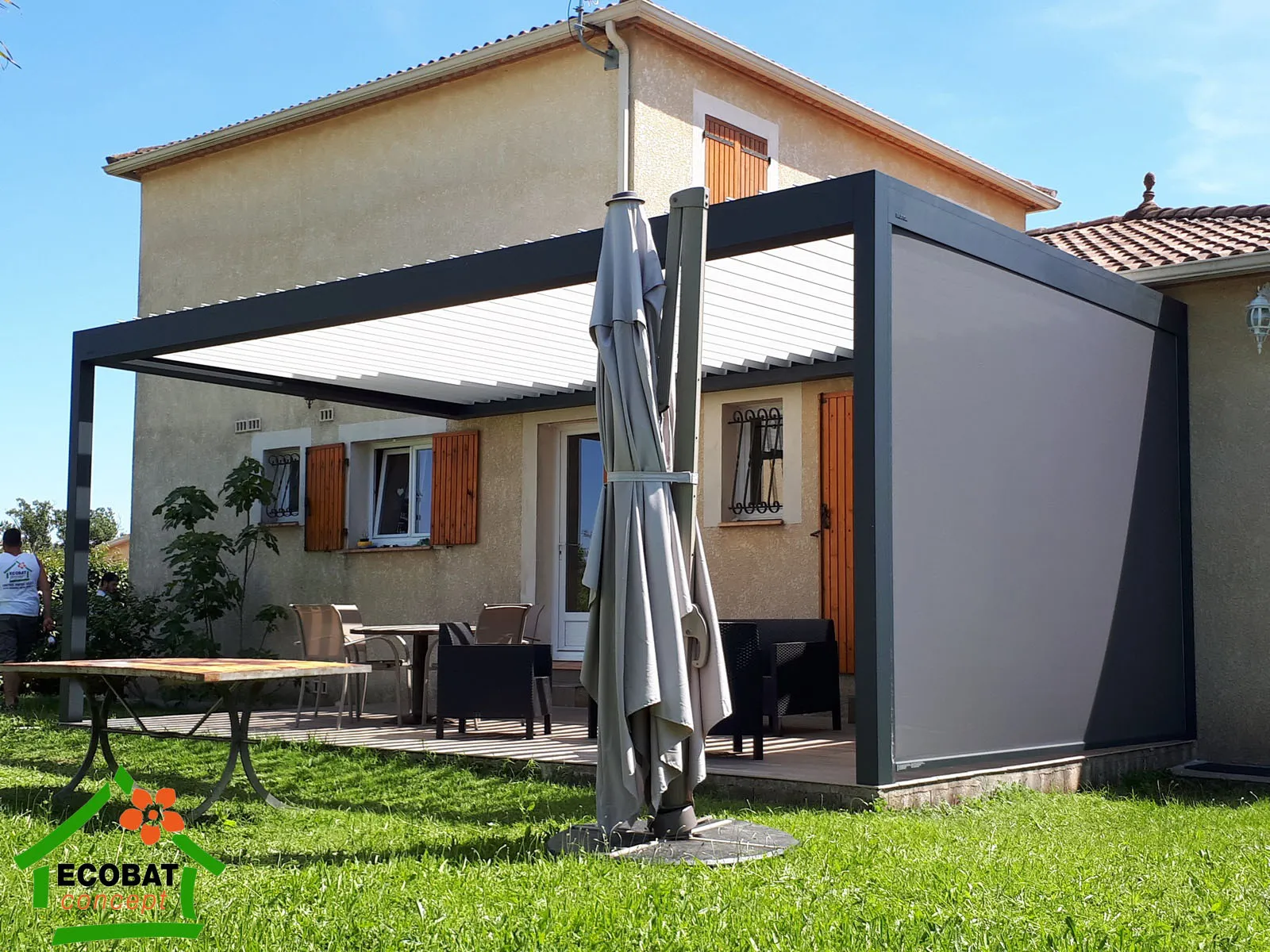 Installation d'une pergola 3 poteaux  et 1 screen à Saint-Julien-les-Rosiers - Photo 6