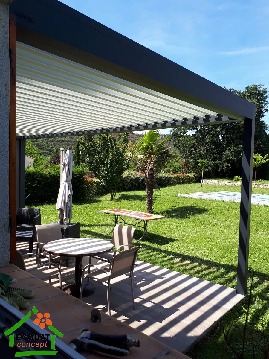 Installation d'une pergola 3 poteaux  et 1 screen à Saint-Julien-les-Rosiers - Photo 7
