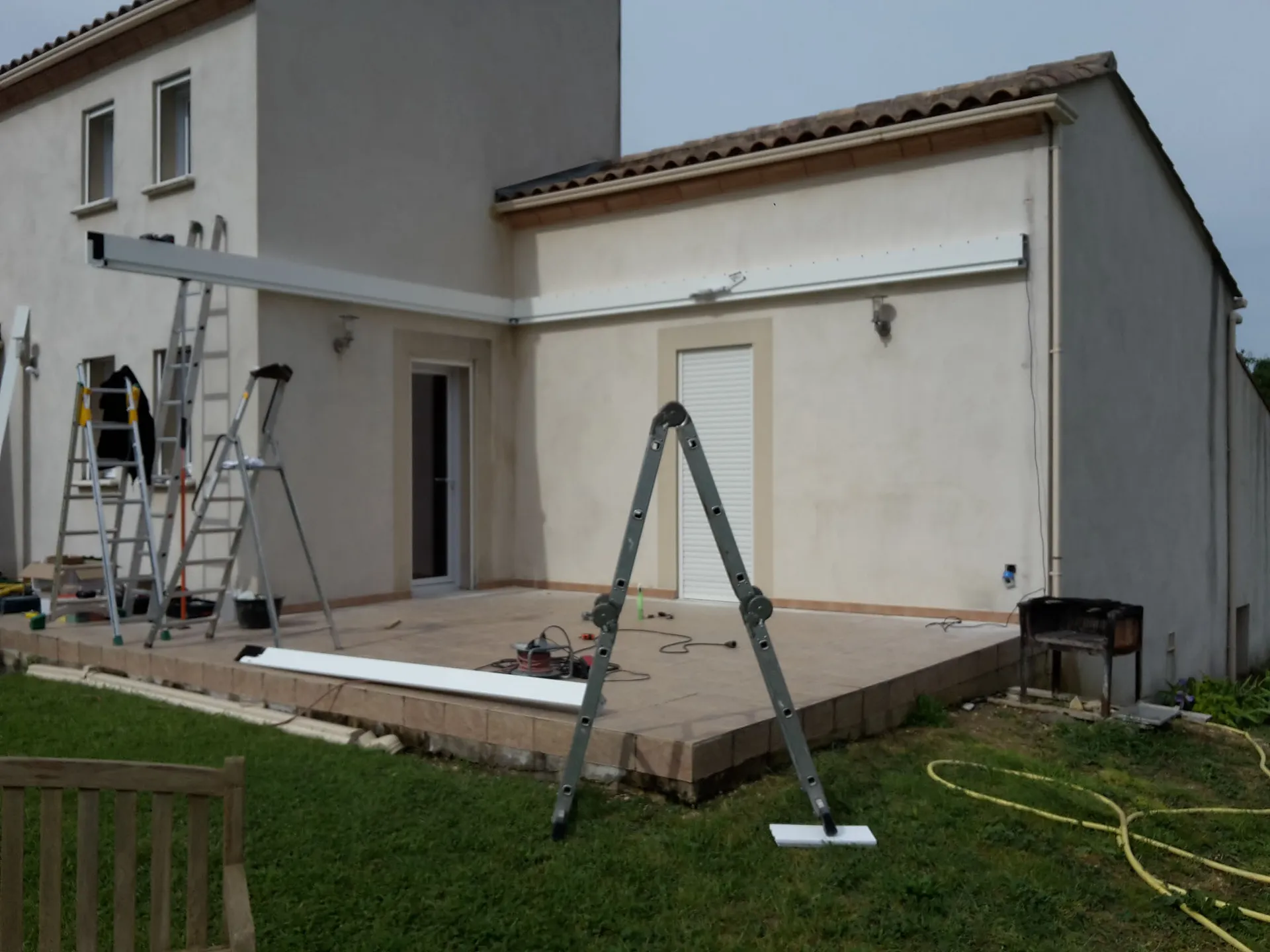 Pose d'une pergola bioclimatique B200 XL blanche avec un seul poteau à Castelnau-Valence - Photo 2