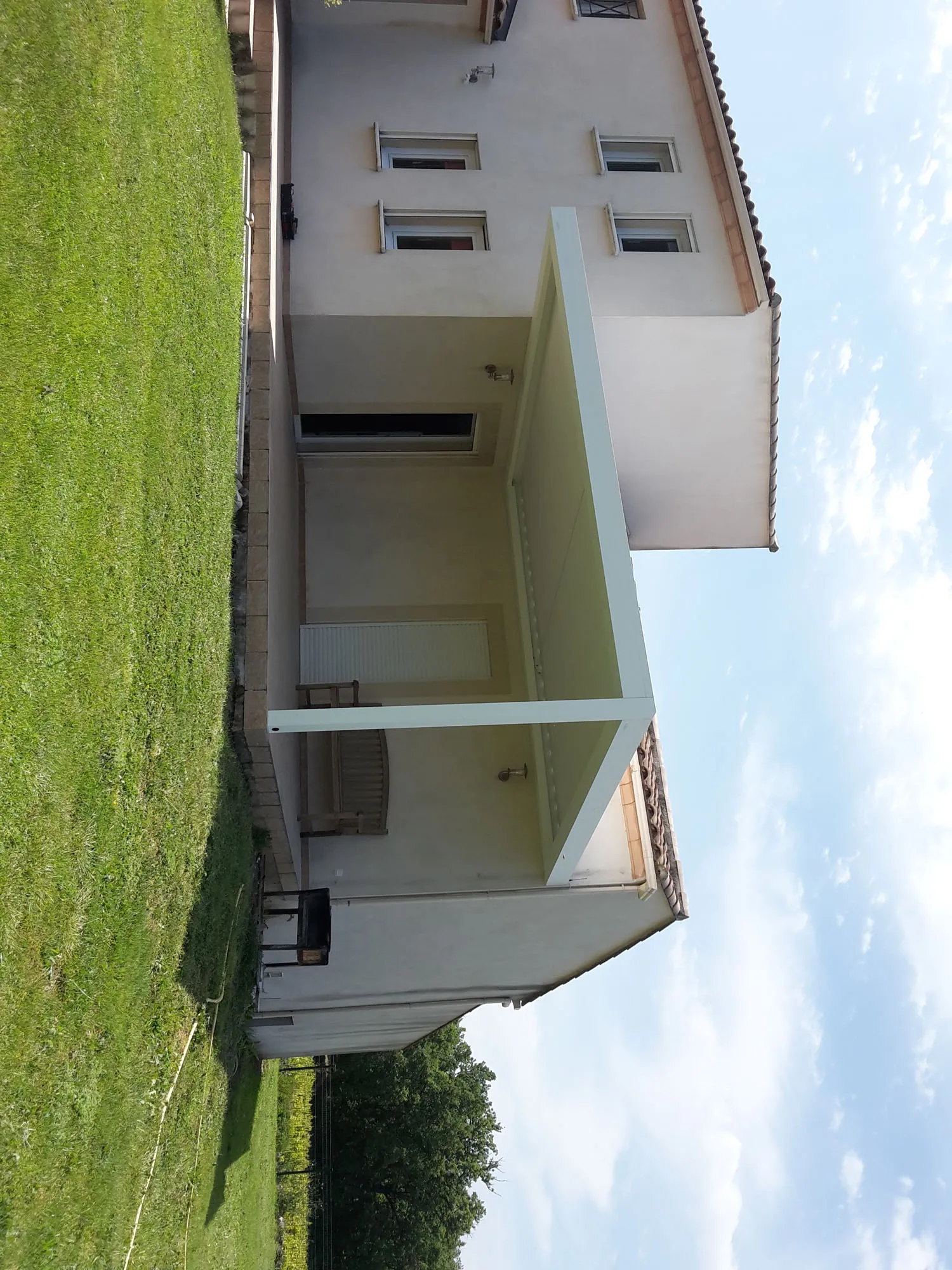 Pose d'une pergola bioclimatique B200 XL blanche avec un seul poteau à Castelnau-Valence - Photo 3