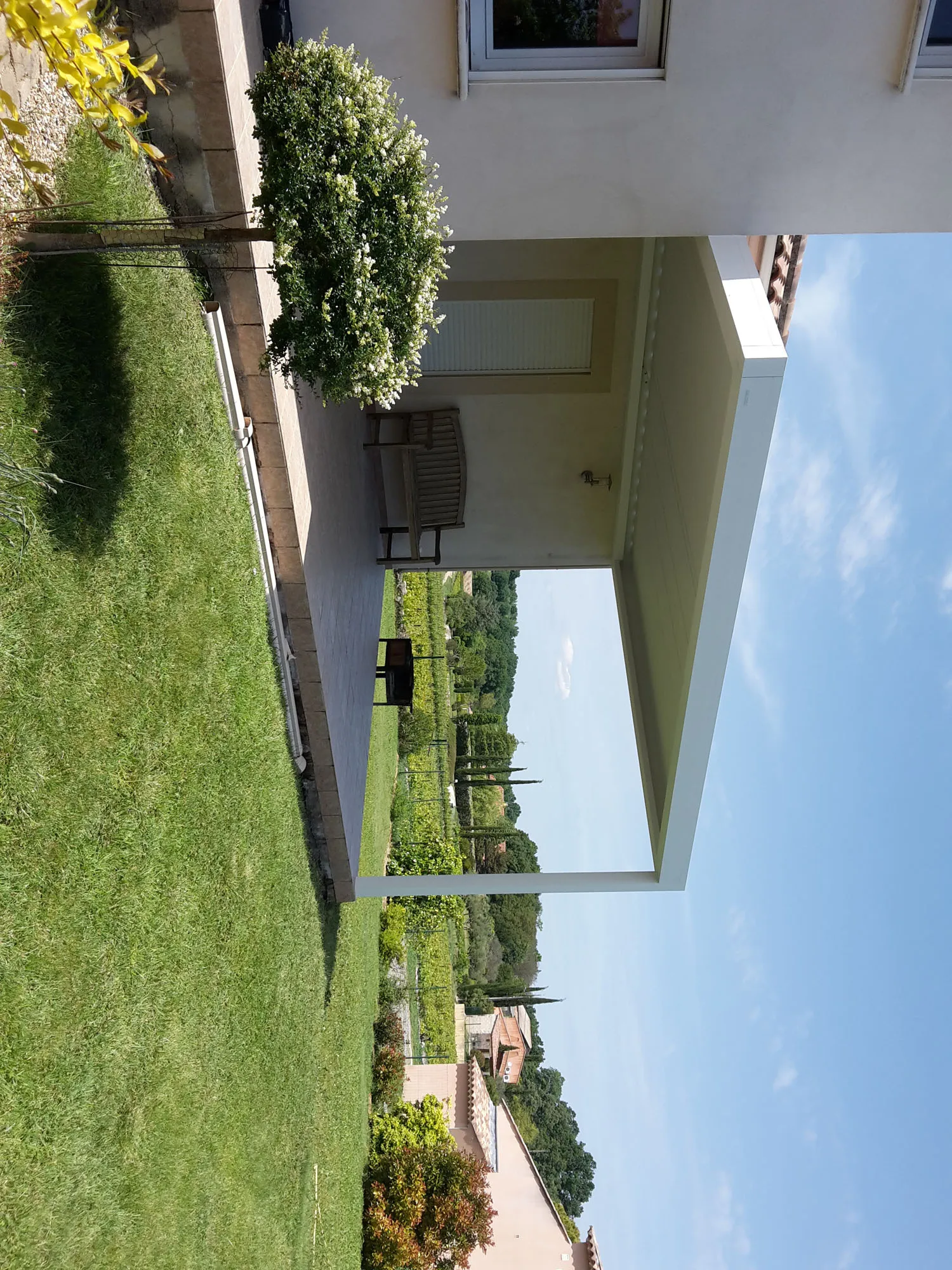 Pose d'une pergola bioclimatique B200 XL blanche avec un seul poteau à Castelnau-Valence - Photo 6