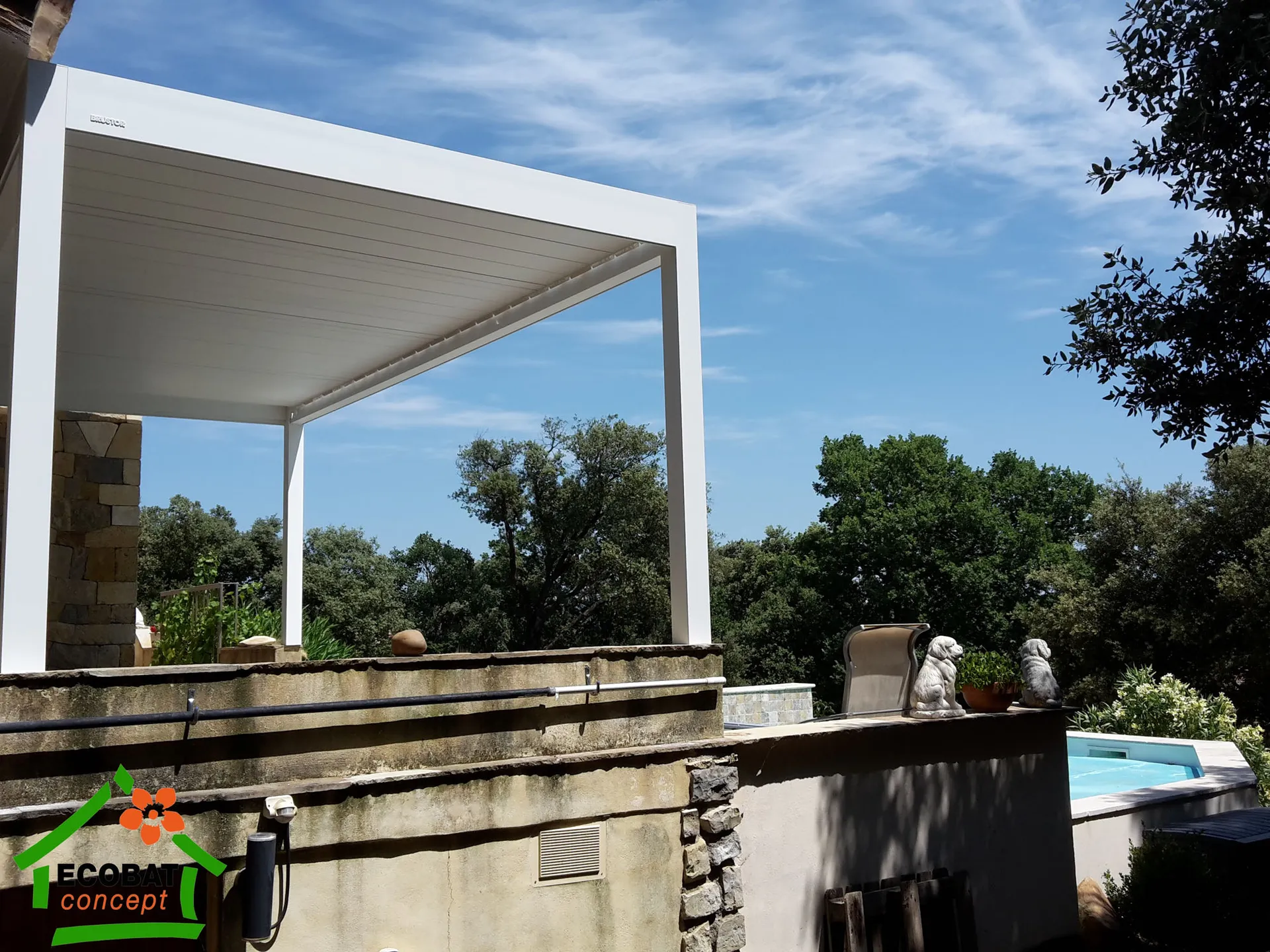 Pose d'une pergola bioclimatique 4 poteaux blanche à Quissac - Photo 4