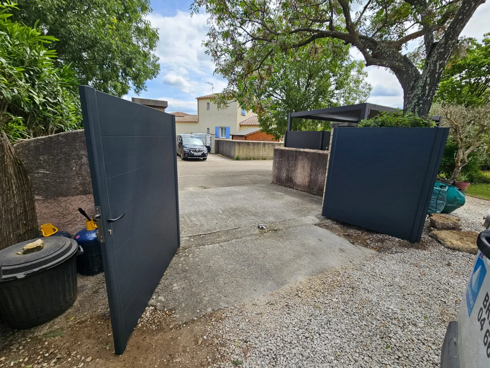 Installation de la structure du portail par un professionnel à Saint-Chaptes, Gard.