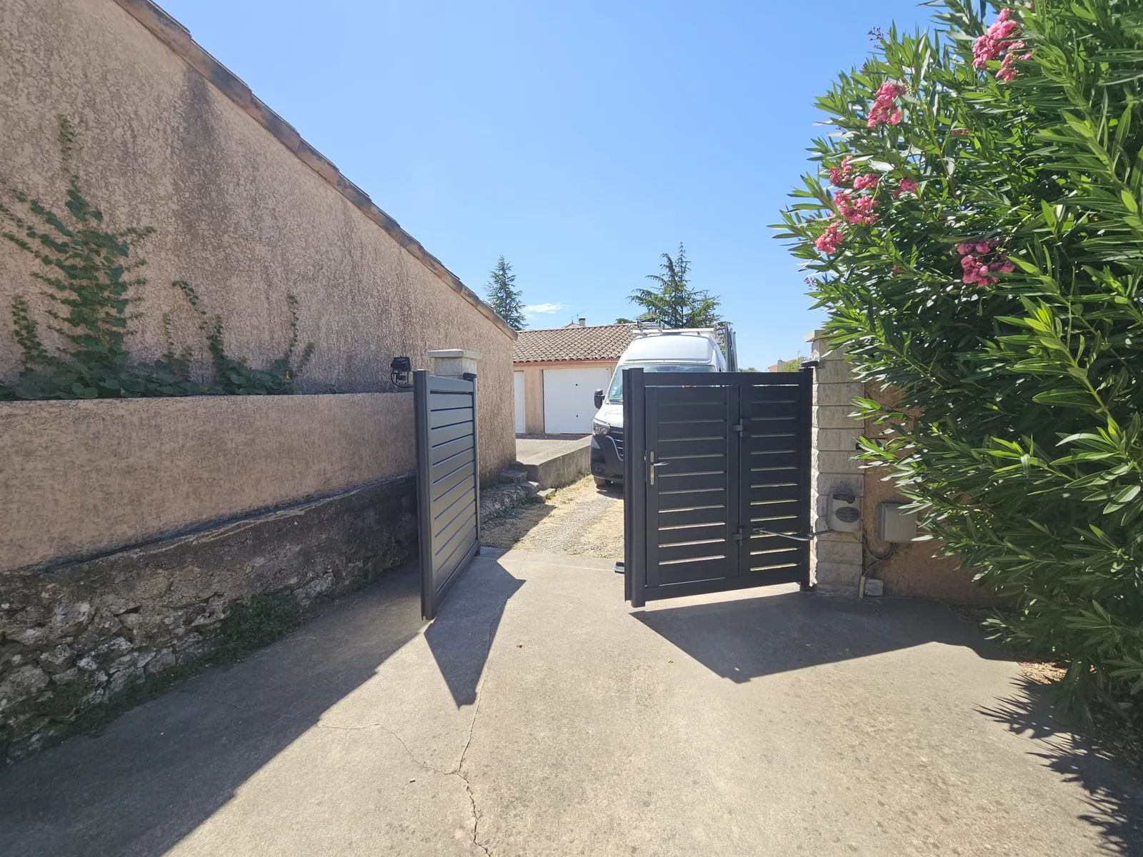 Portail aluminium contemporain fermé avec portillon intégré, couleur gris anthracite, à Saint Chaptes.
