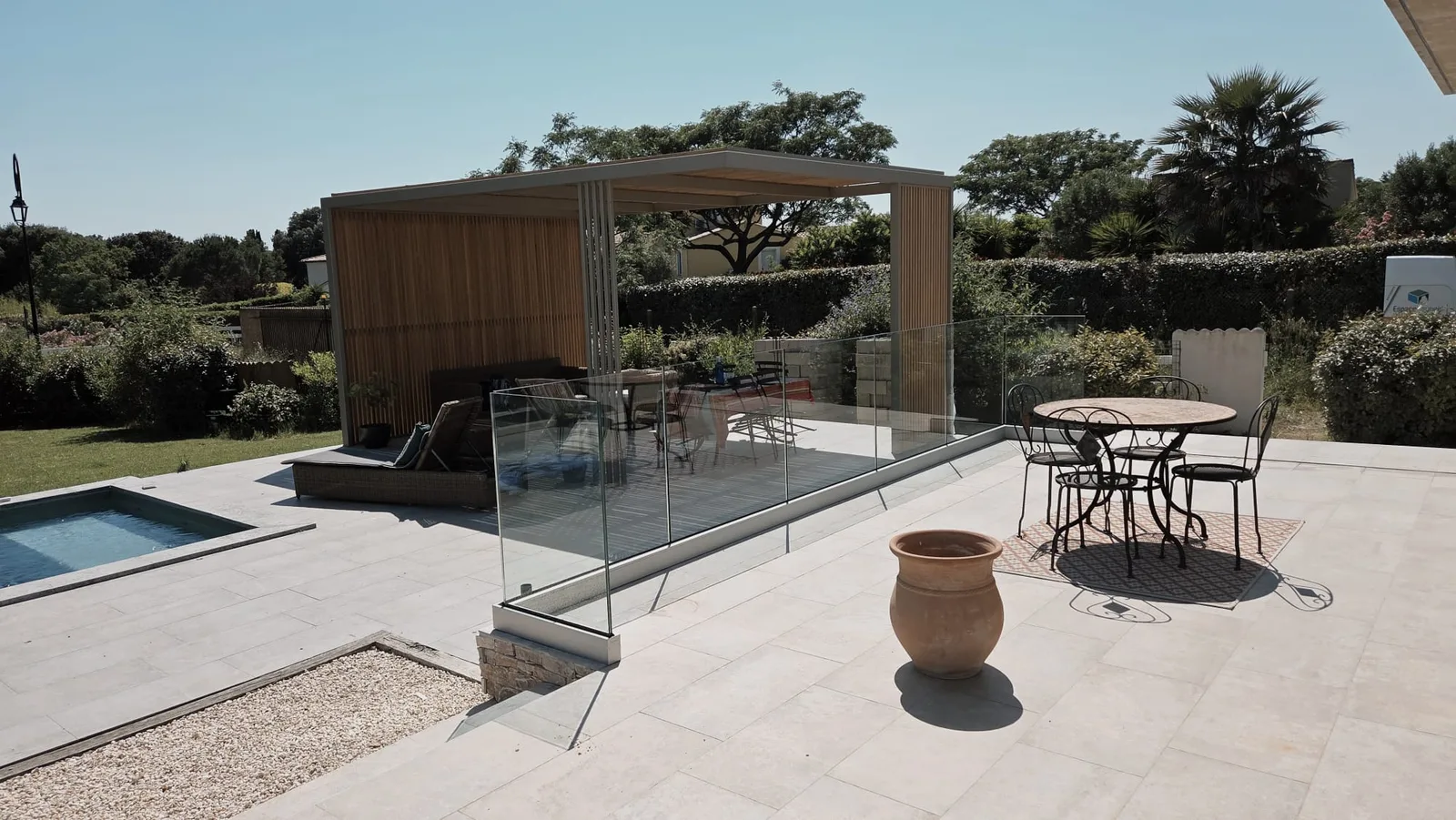 SAINT GILLES - Installation d'un Garde-Corps Vitré CRISTAL GLASS SYSTEM pour une terrasse élégante - Photo 4