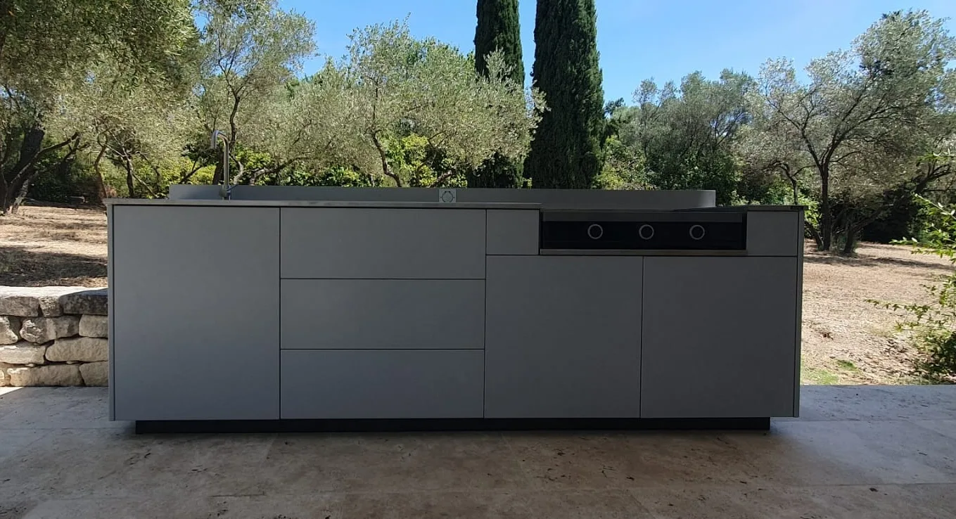 Façade d'une cuisine extérieure élégante en PVC et inox, sous le soleil de Sommieres.