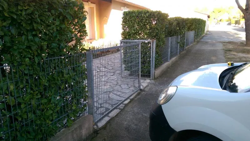Uzès - 30700 - Pose d'un portail Alu coulissant sur mesure motorisé - Photo 2