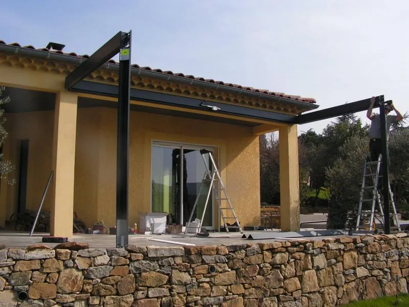 Pose d'une pergola bioclimatique à Uzès - Photo 3