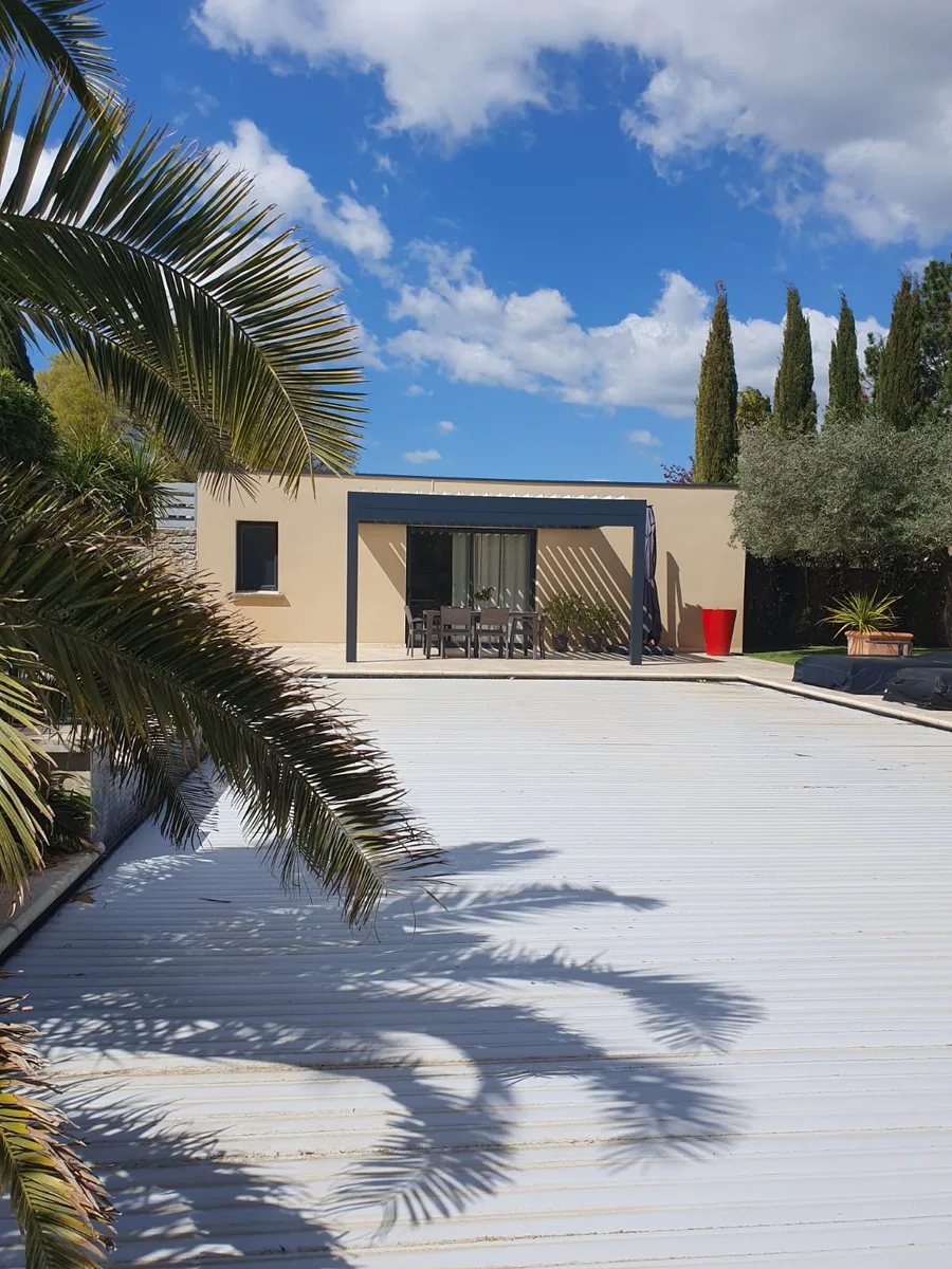 Uzès - Installation d'une pergola bioclimatique B-160 XL avec screen ZIP pour un confort optimal - Photo 2