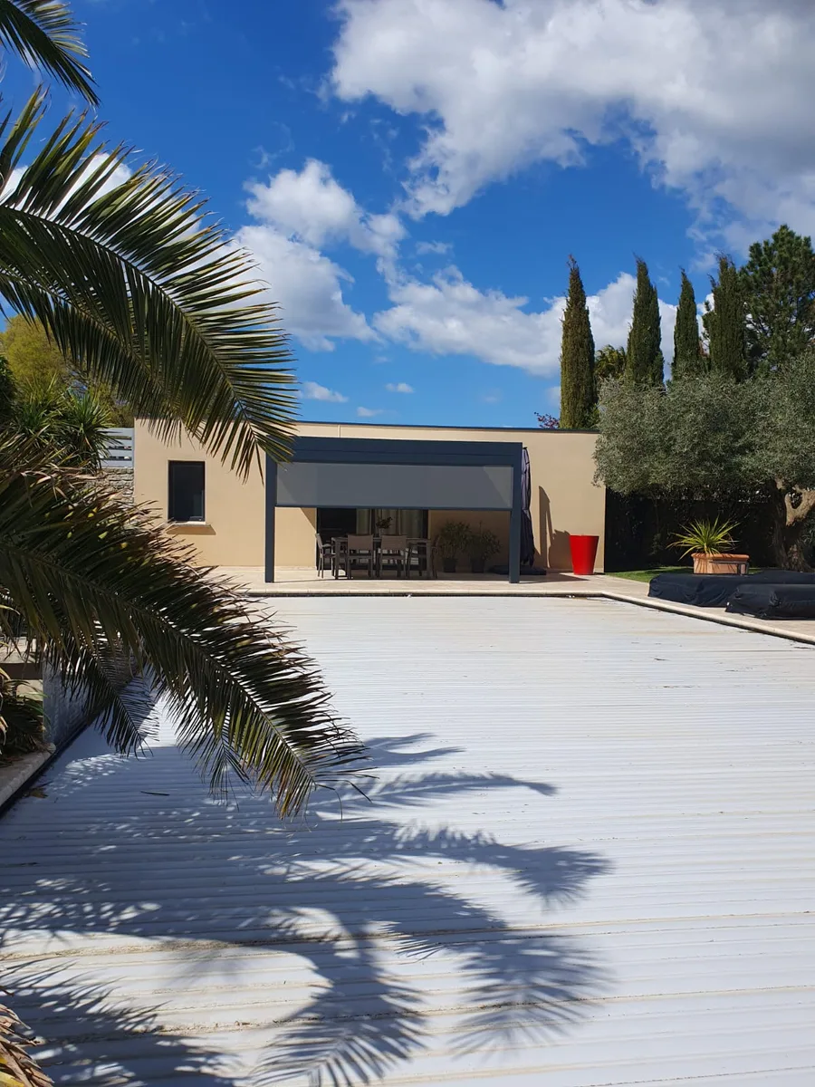 Uzès - Installation d'une pergola bioclimatique B-160 XL avec screen ZIP pour un confort optimal - Photo 3