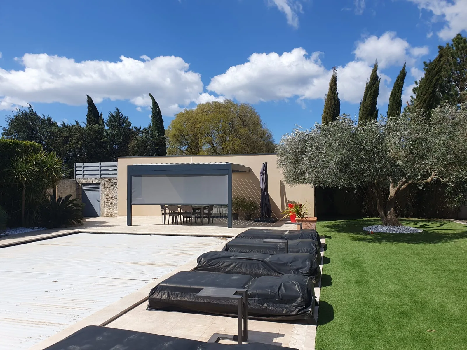 Uzès - Installation d'une pergola bioclimatique B-160 XL avec screen ZIP pour un confort optimal - Photo 5