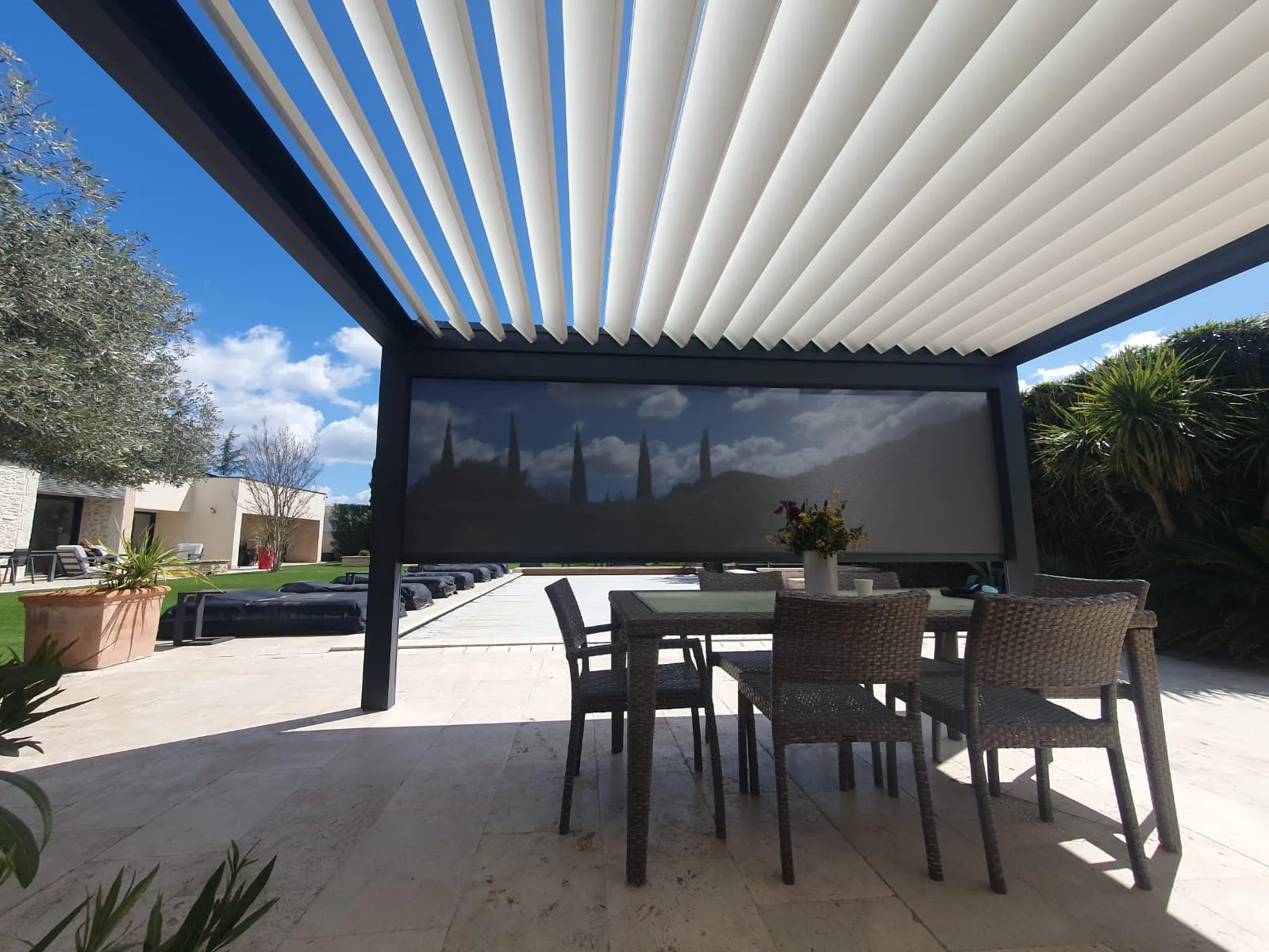 Uzès - Installation d'une pergola bioclimatique B-160 XL avec screen ZIP pour un confort optimal - Photo 6