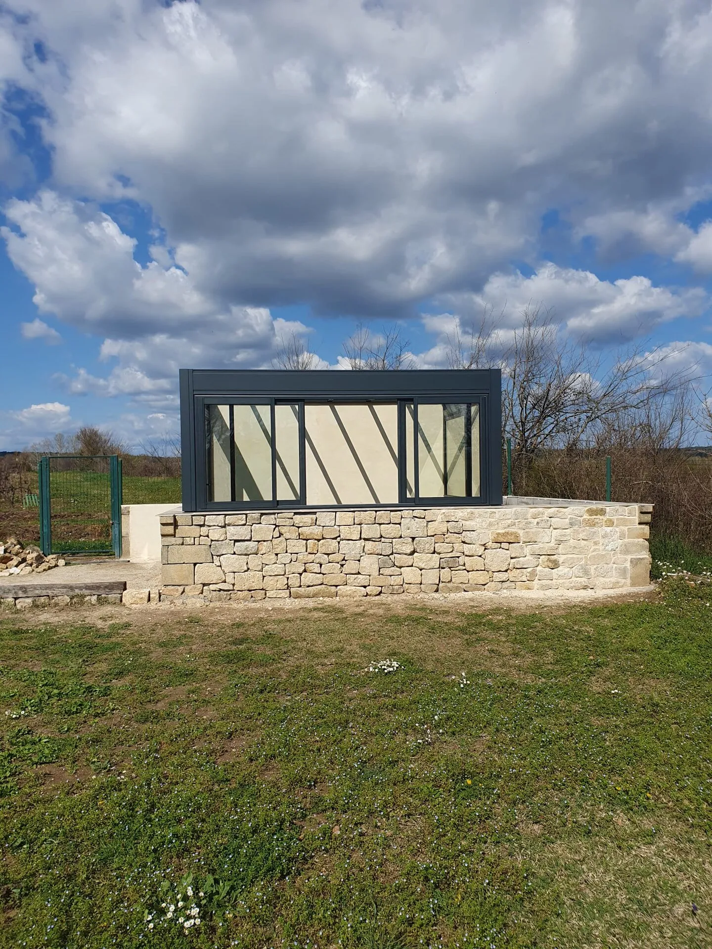 Installation d'une véranda aluminium avec toiture vitrée à Bourdic - Photo 2