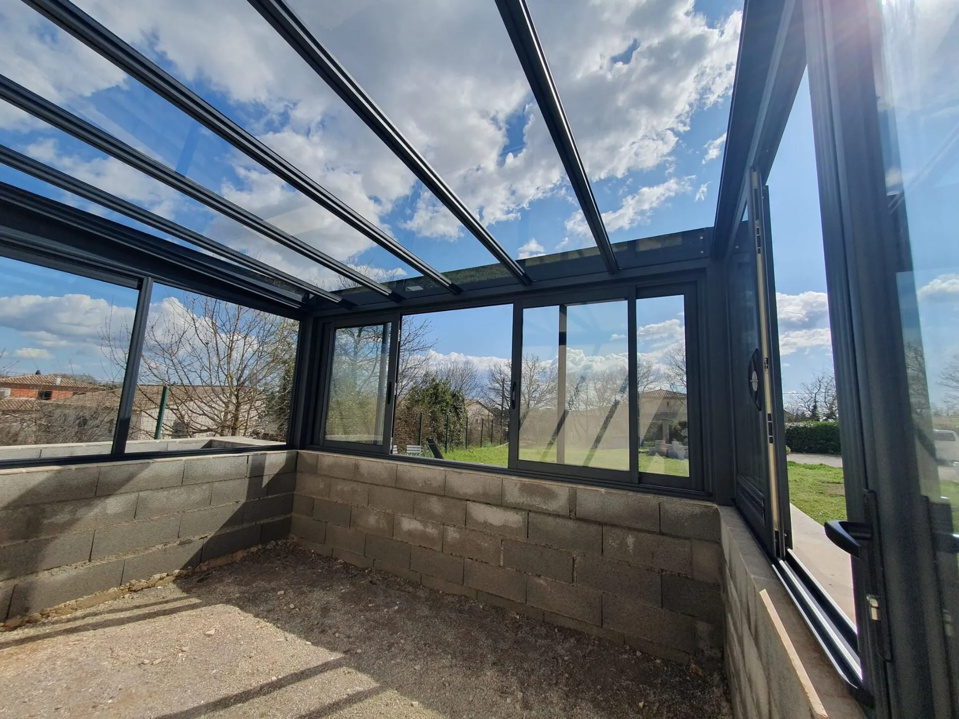 Installation d'une véranda aluminium avec toiture vitrée à Bourdic - Photo 3