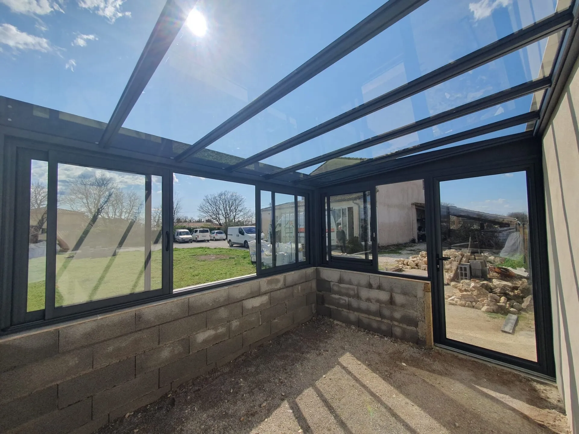 Installation d'une véranda aluminium avec toiture vitrée à Bourdic - Photo 4