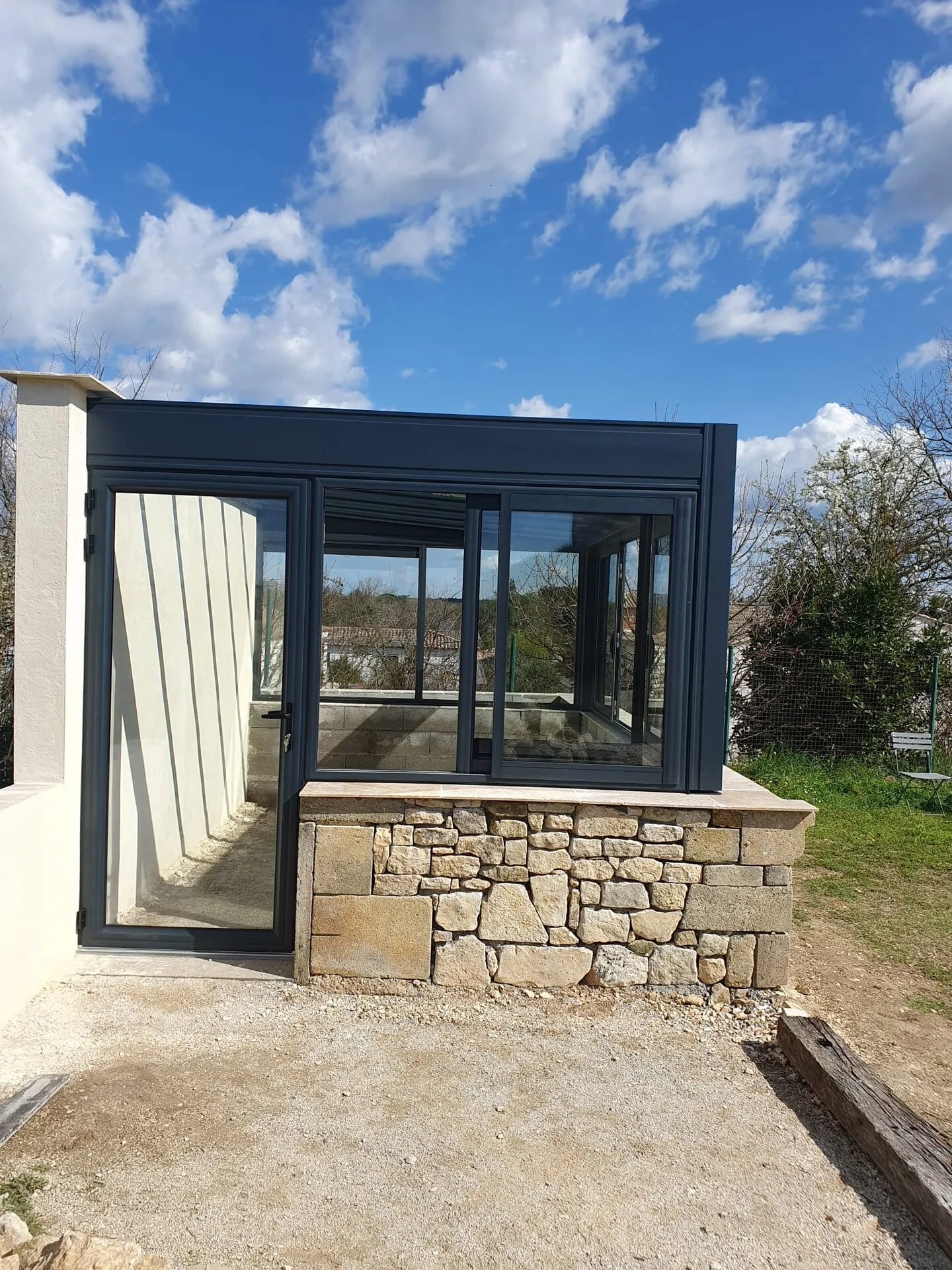 Installation d'une véranda aluminium avec toiture vitrée à Bourdic - Photo 5