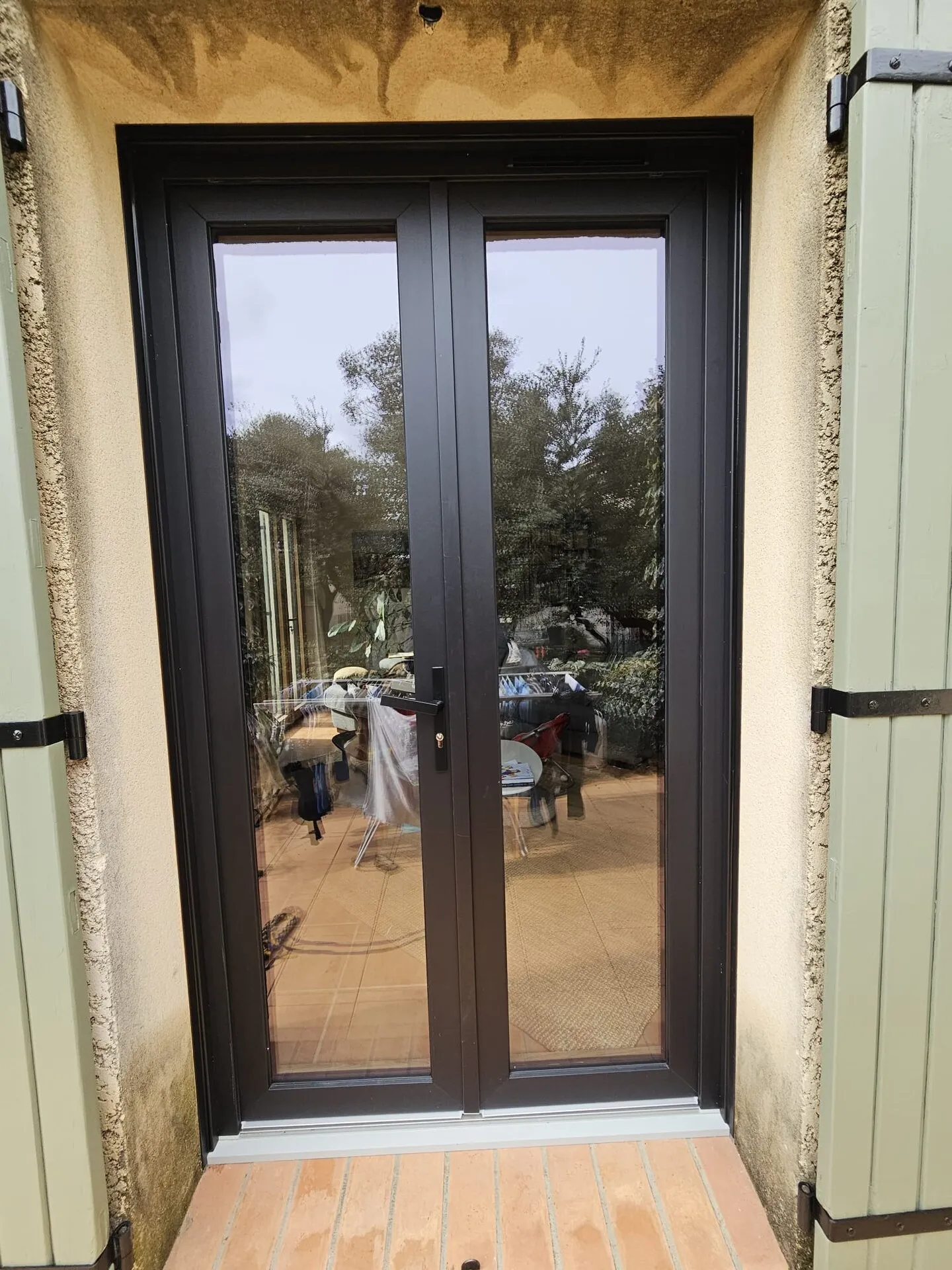 Pose de menuiseries PVC bi-couleur Woodtech à Uzès - Photo 3