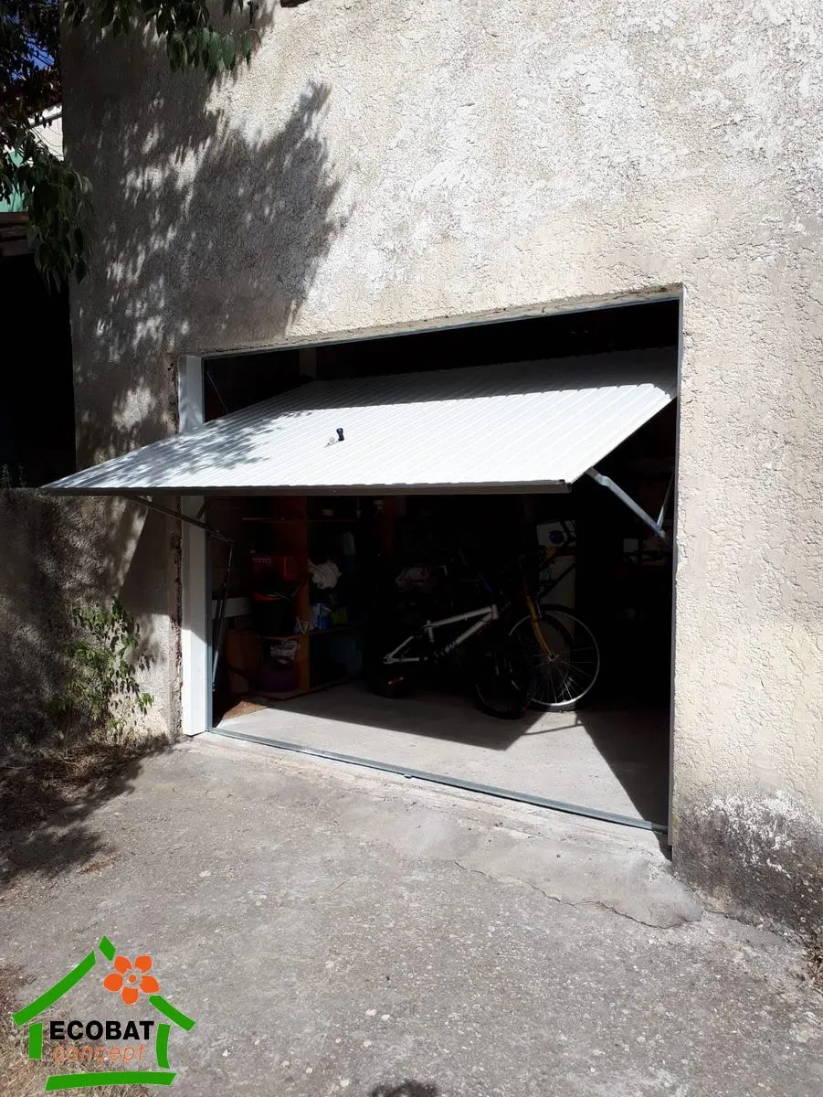 Pose d'une porte de garage basculante NOVOFERM à Valliguières - Photo 2