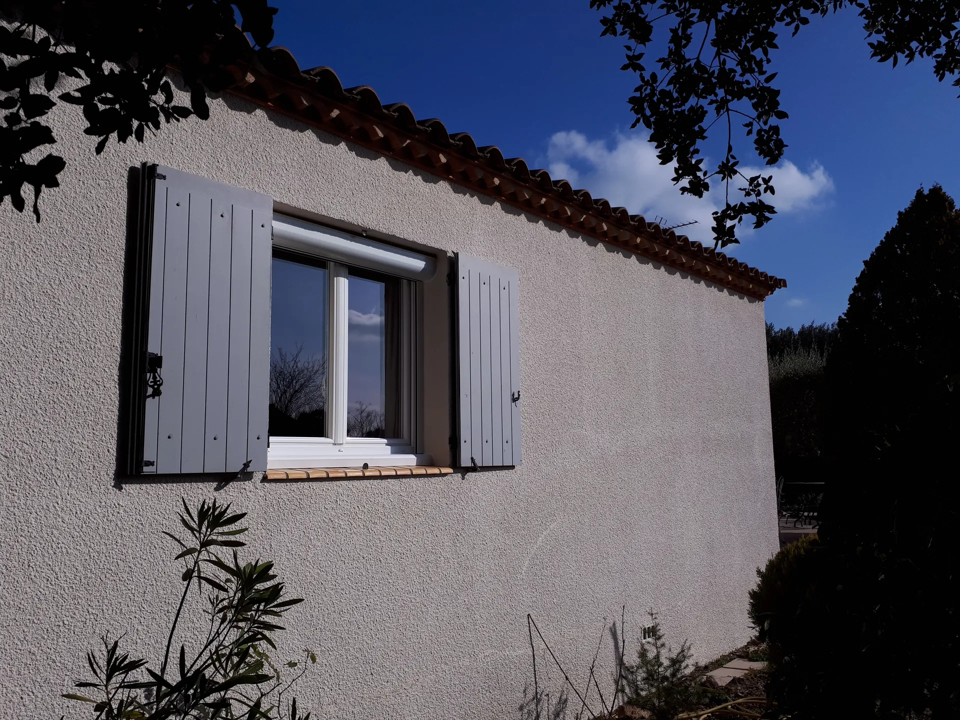 Pose de volets roulants solaires SOMFY RTS à Saint-Maximin - Photo 2