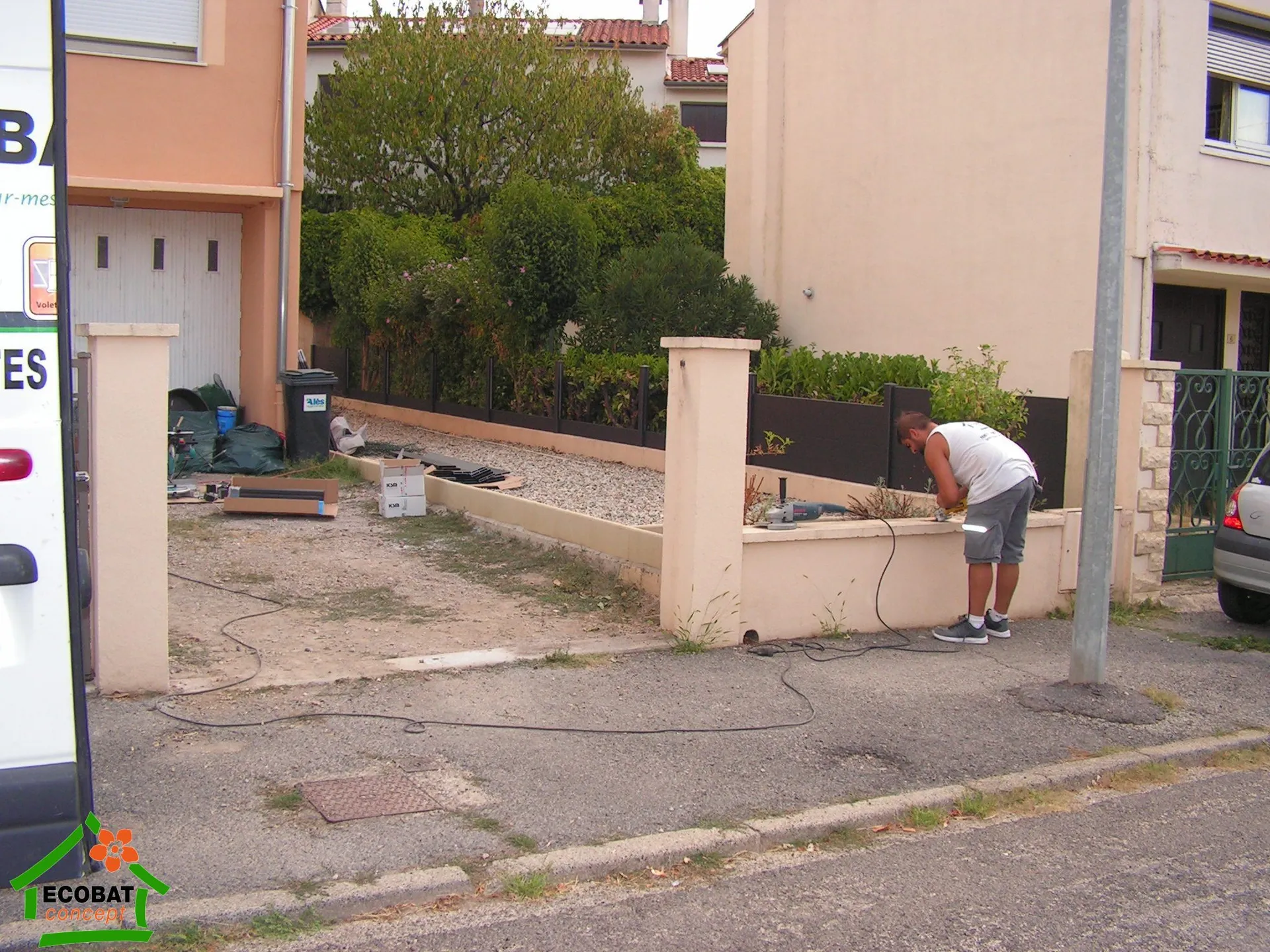 Pose d'un portail et portillon aluminium Fidji à Alès - Photo 3